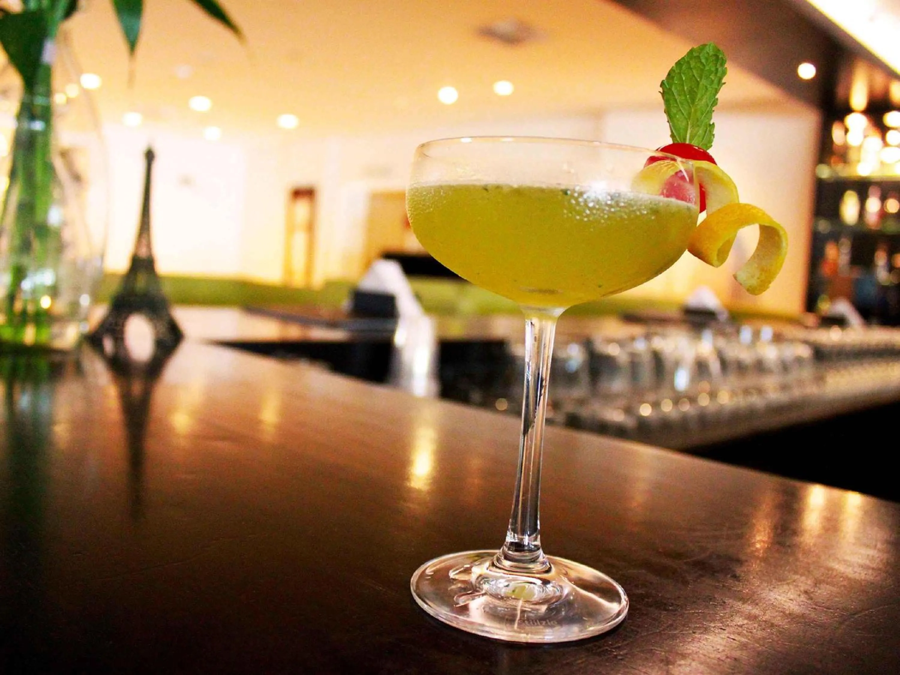 Lounge or bar in Hotel Jequitimar Guaruja Resort & Spa by Accor - Ex Sofitel