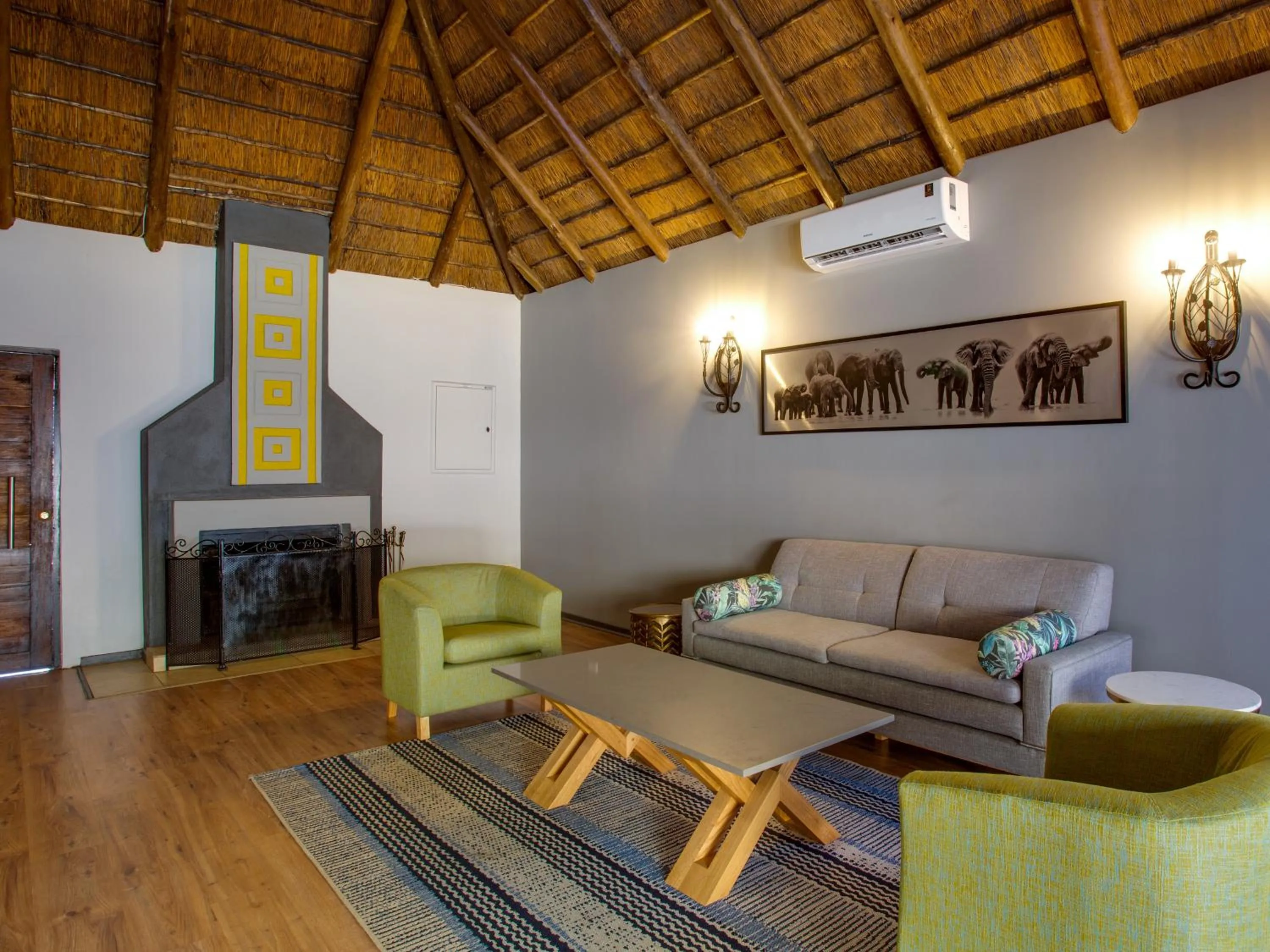 Living room in Ivory Tree Game Lodge