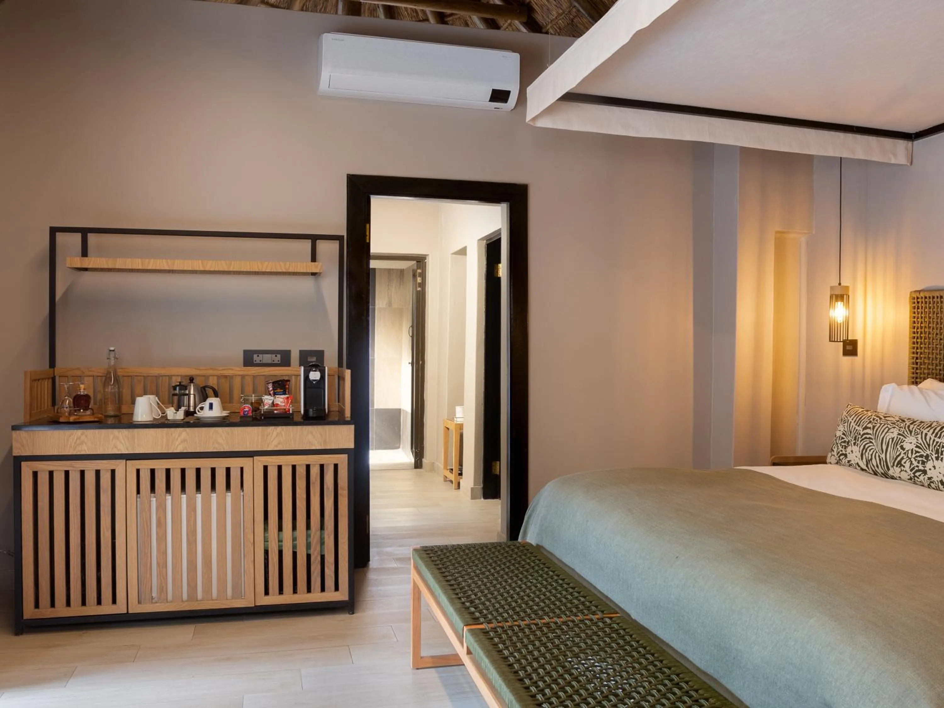Coffee/tea facilities, Bed in Ivory Tree Game Lodge