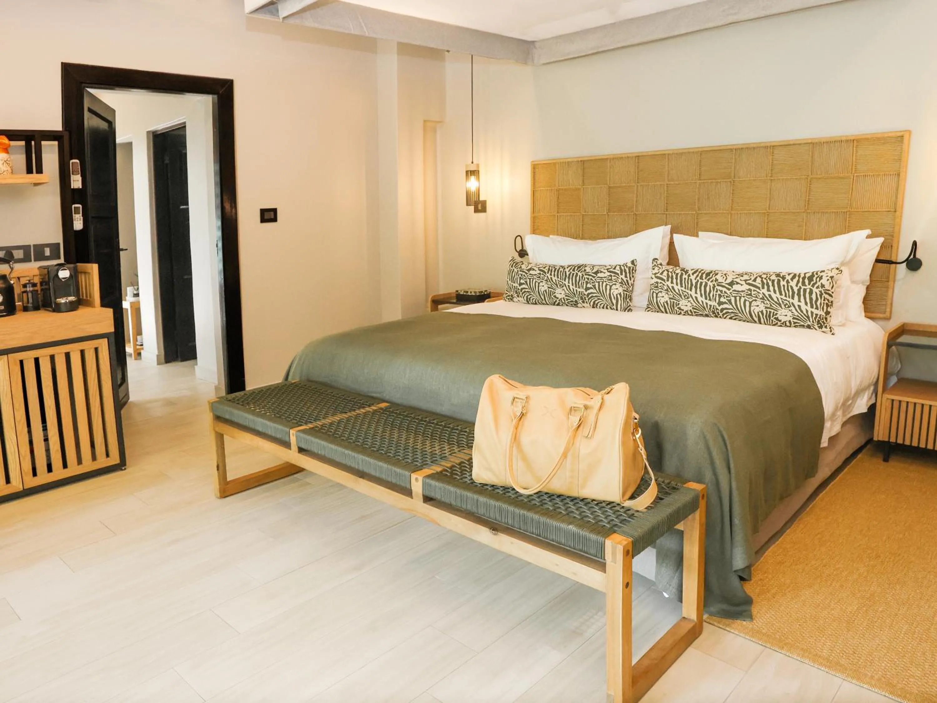 Photo of the whole room, Bed in Ivory Tree Game Lodge