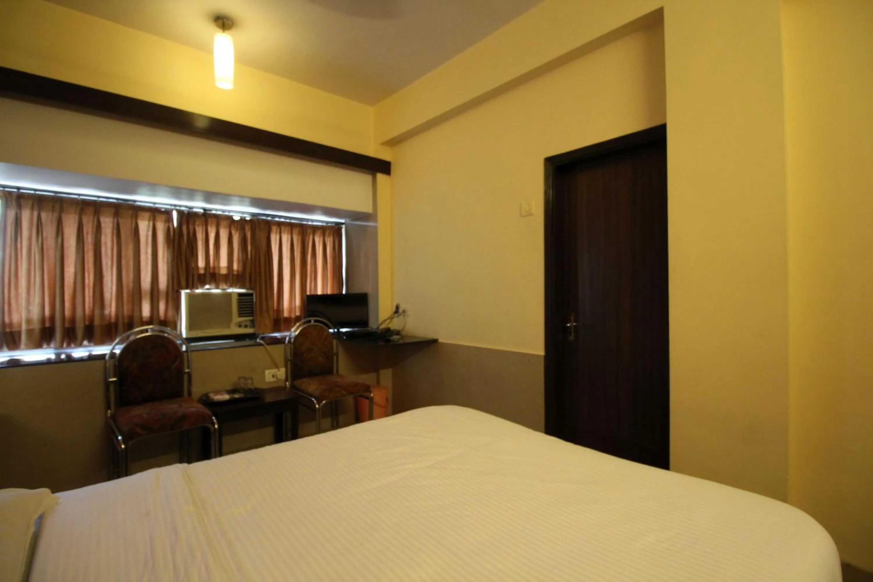 Standard Double Room - single occupancy in HOTEL GOLDEN PALACE PVT LTD