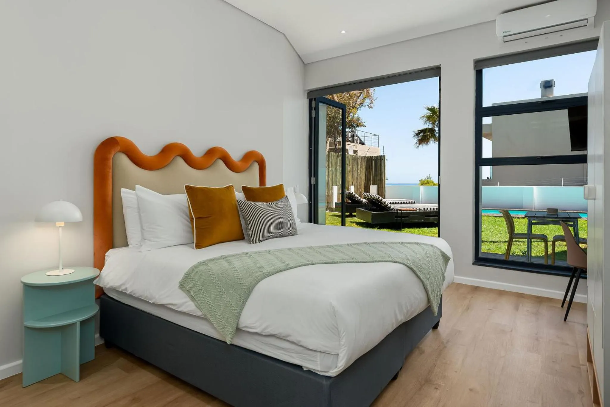 Bed in Neighbourgood 1st Crescent