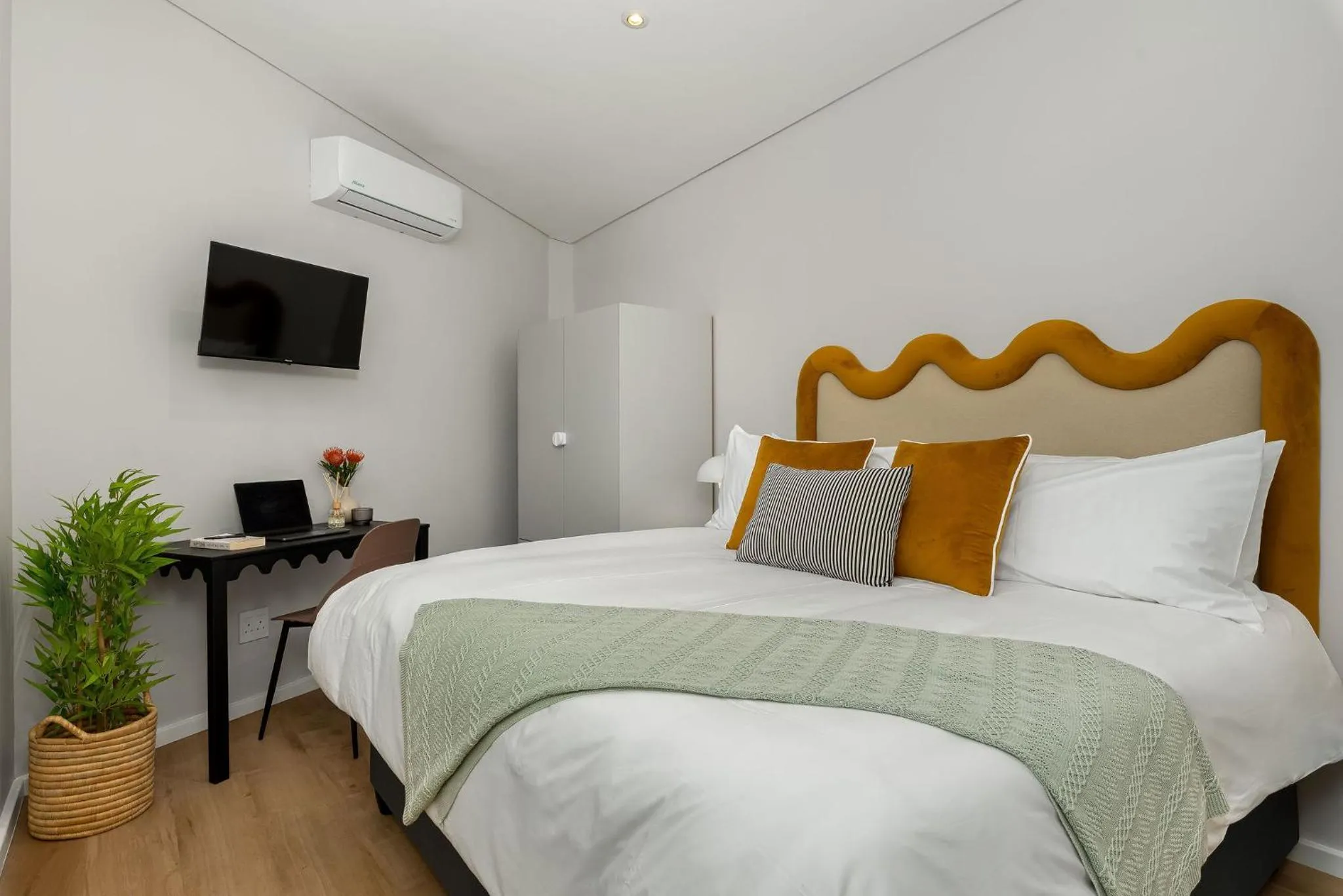 Bed in Neighbourgood 1st Crescent