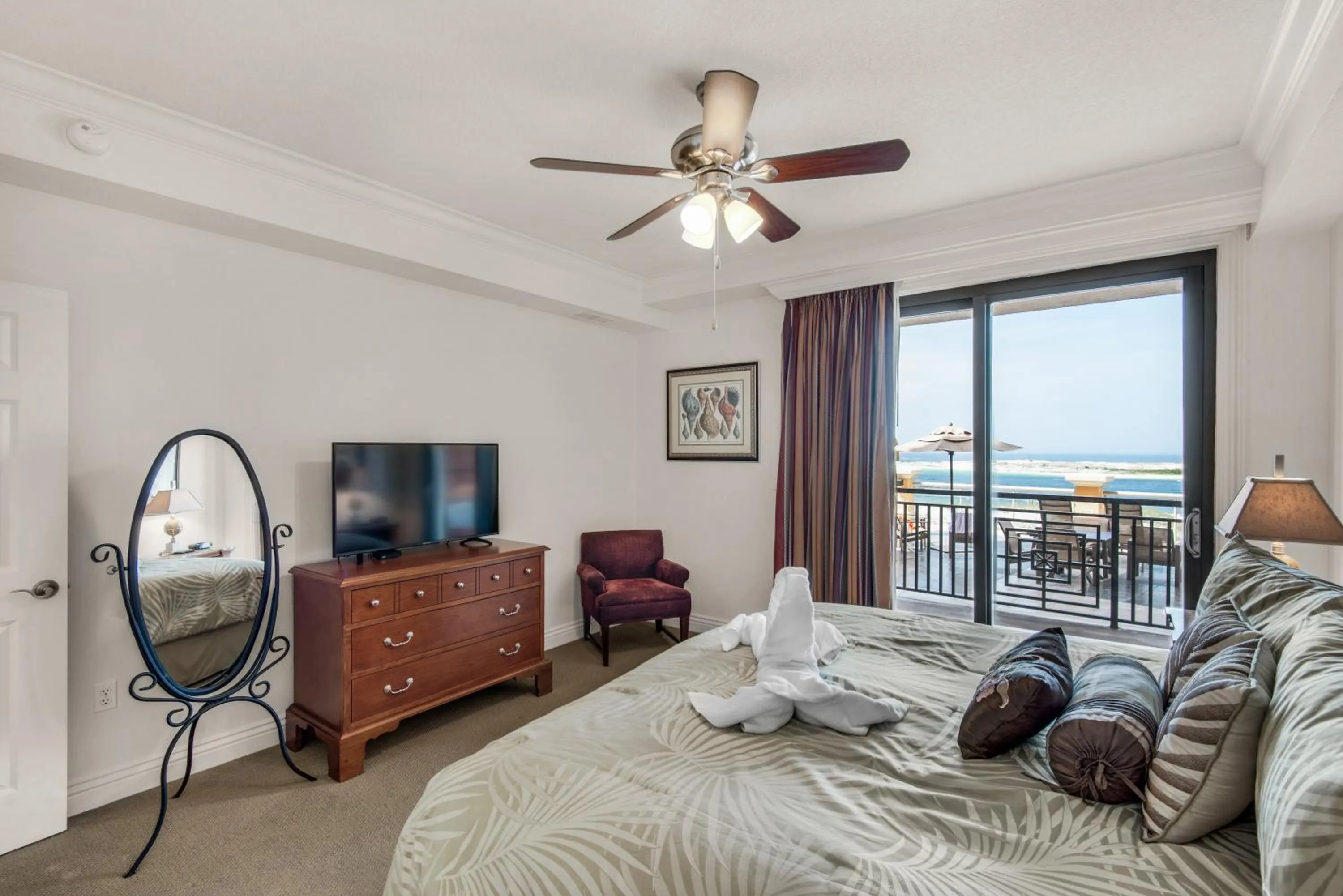 Bed in Bright, Corner Unit With Incredible Gulf And Sunset Views!