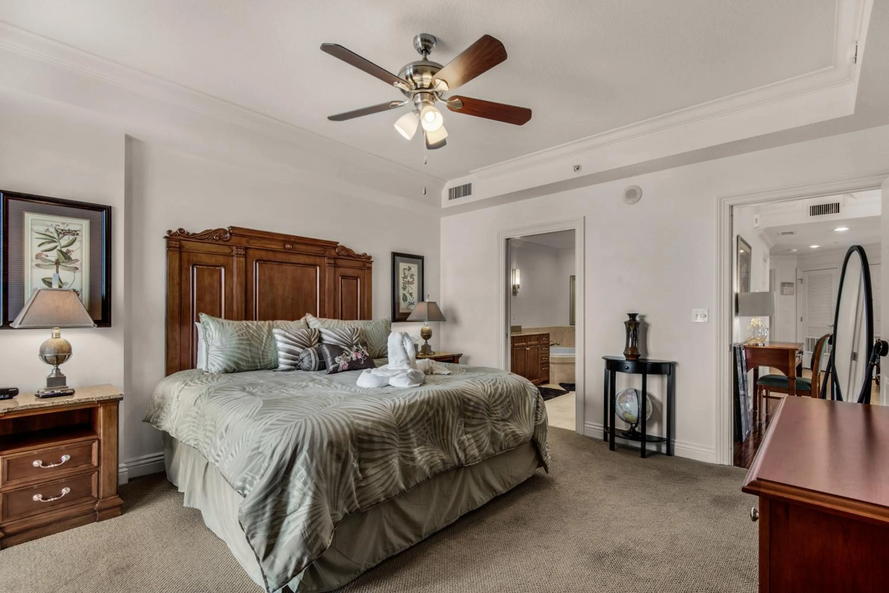 Bed in Bright, Corner Unit With Incredible Gulf And Sunset Views!