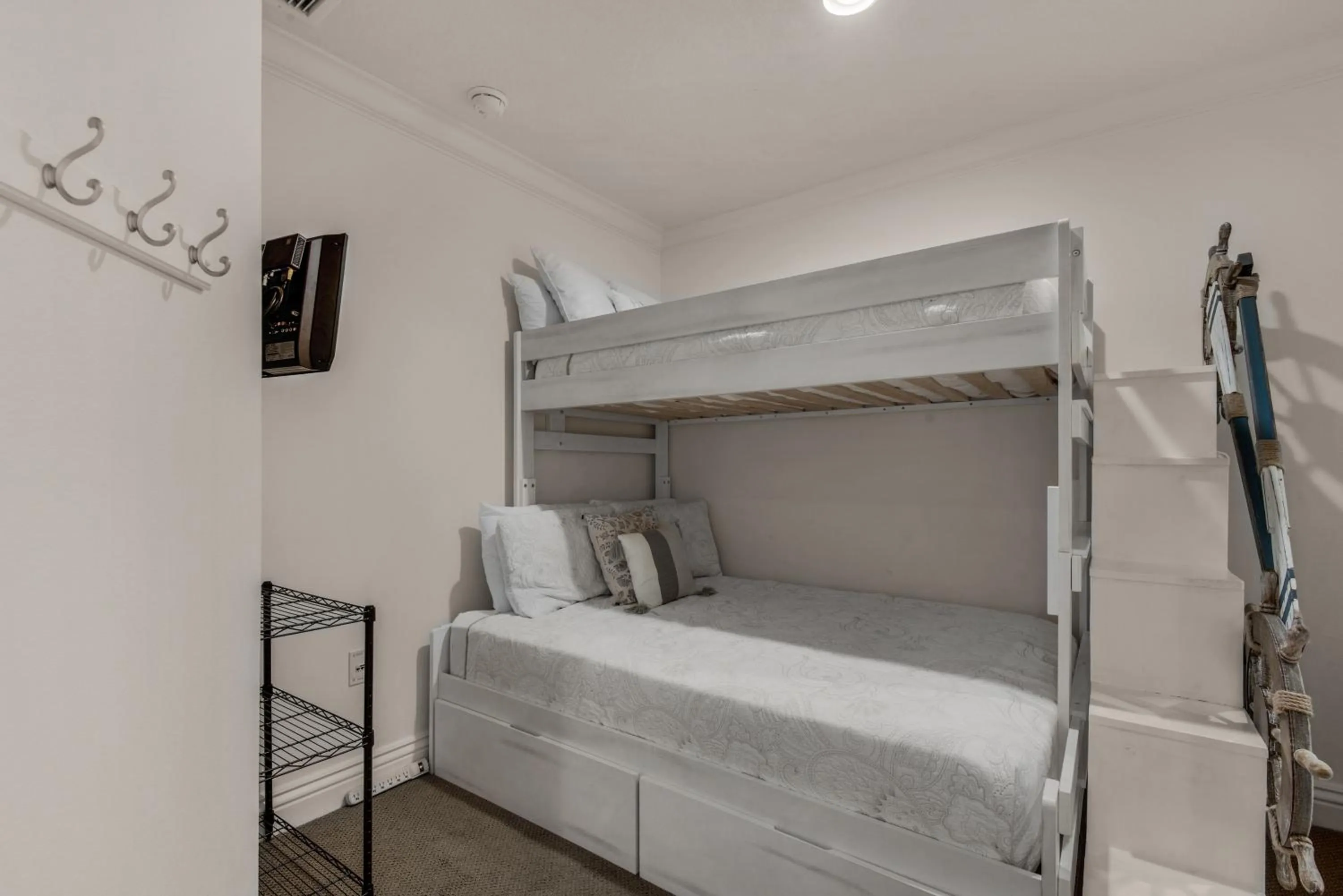 Bed in Bright, Corner Unit With Incredible Gulf And Sunset Views!