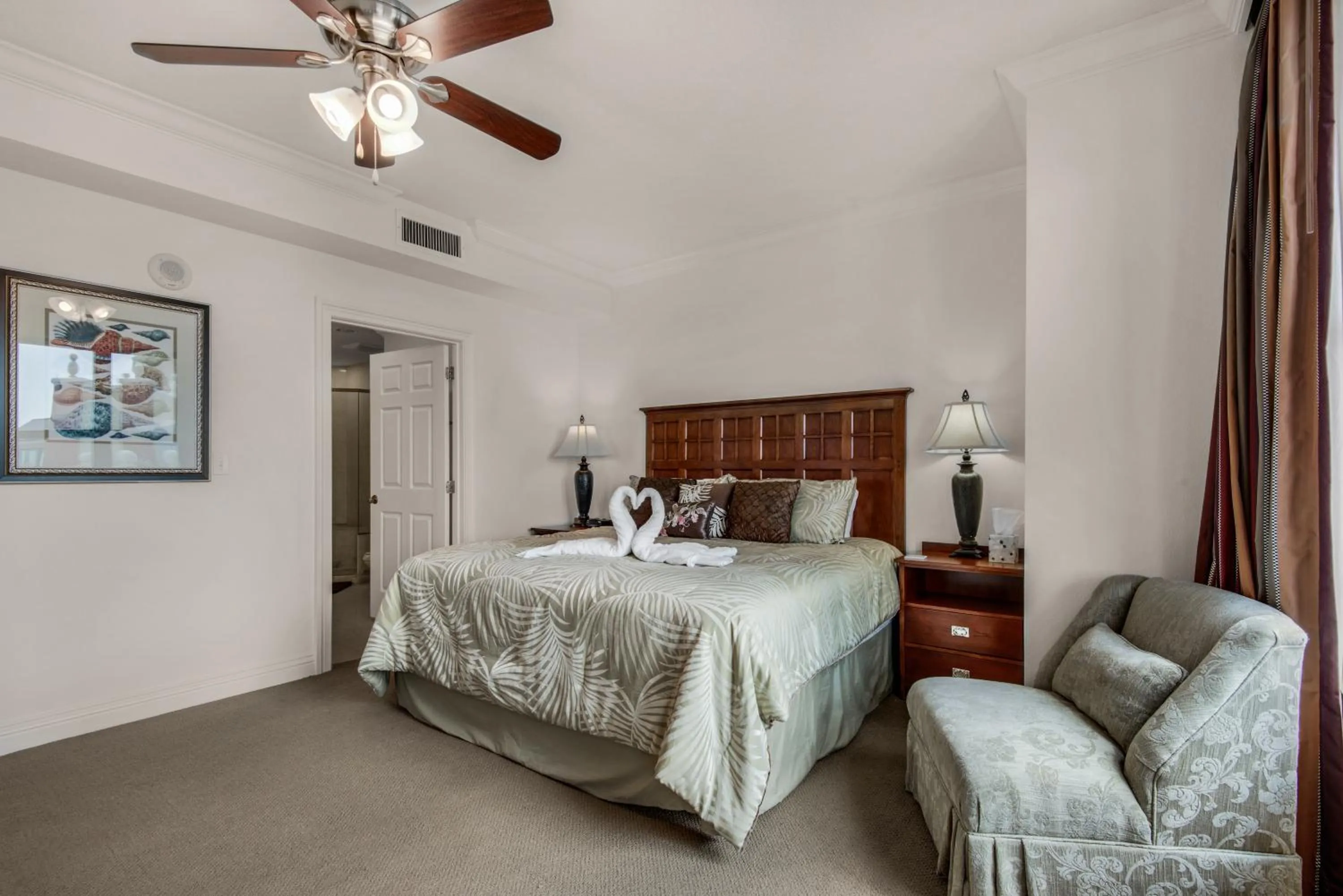 Bed in Bright, Corner Unit With Incredible Gulf And Sunset Views!
