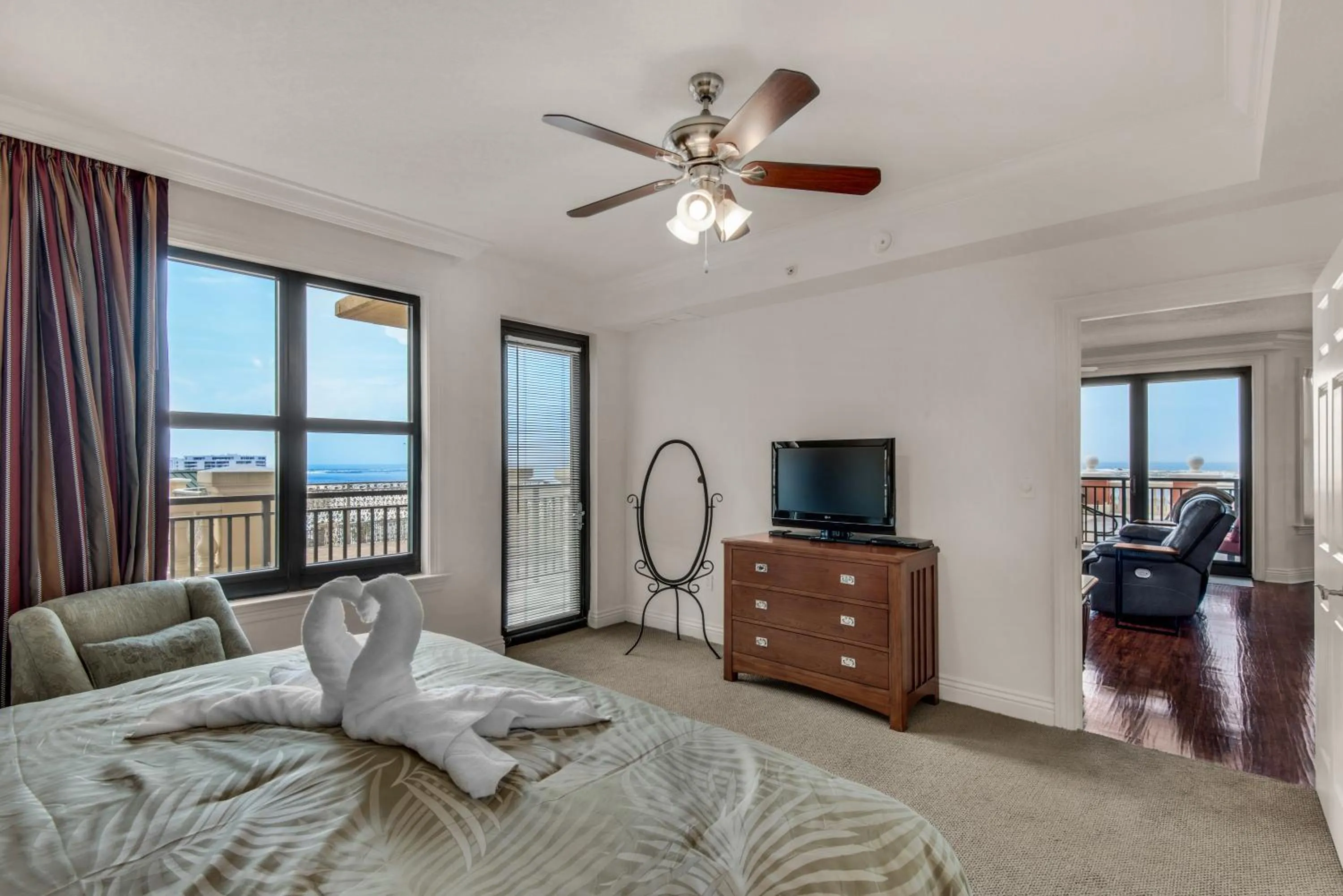 Bed in Bright, Corner Unit With Incredible Gulf And Sunset Views!
