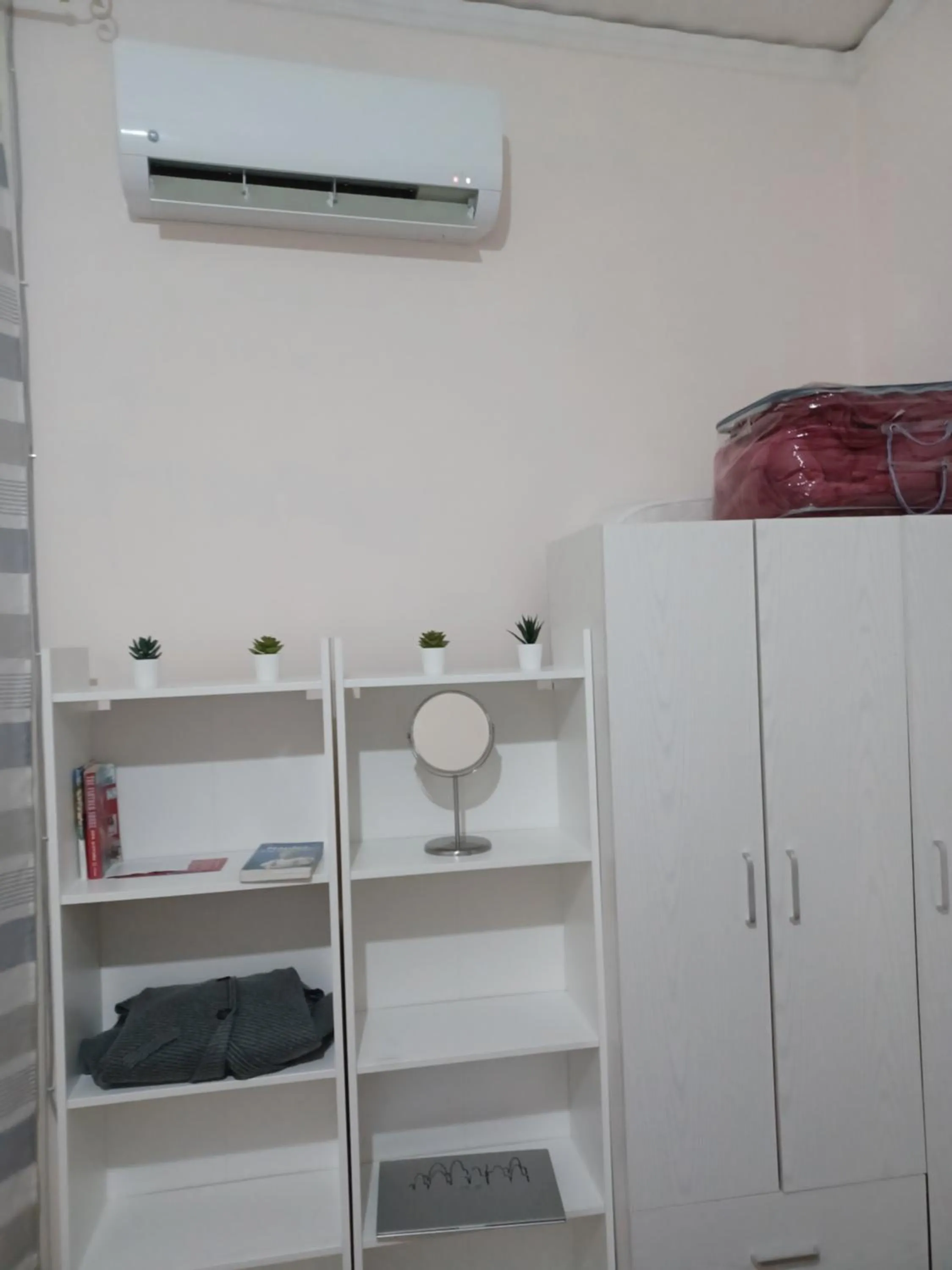 wardrobe in B&B Appartamenti NAPOLI