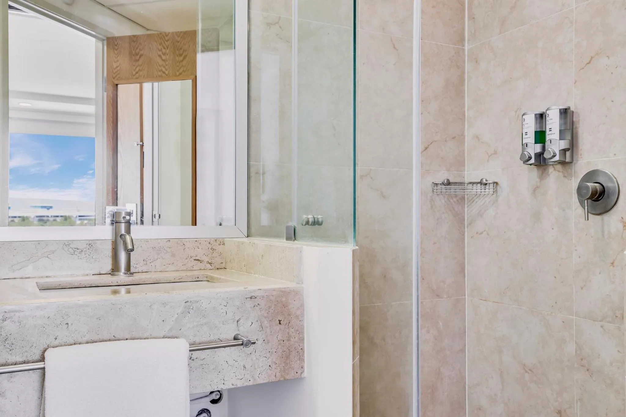 Bathroom in One Leon Poliforum