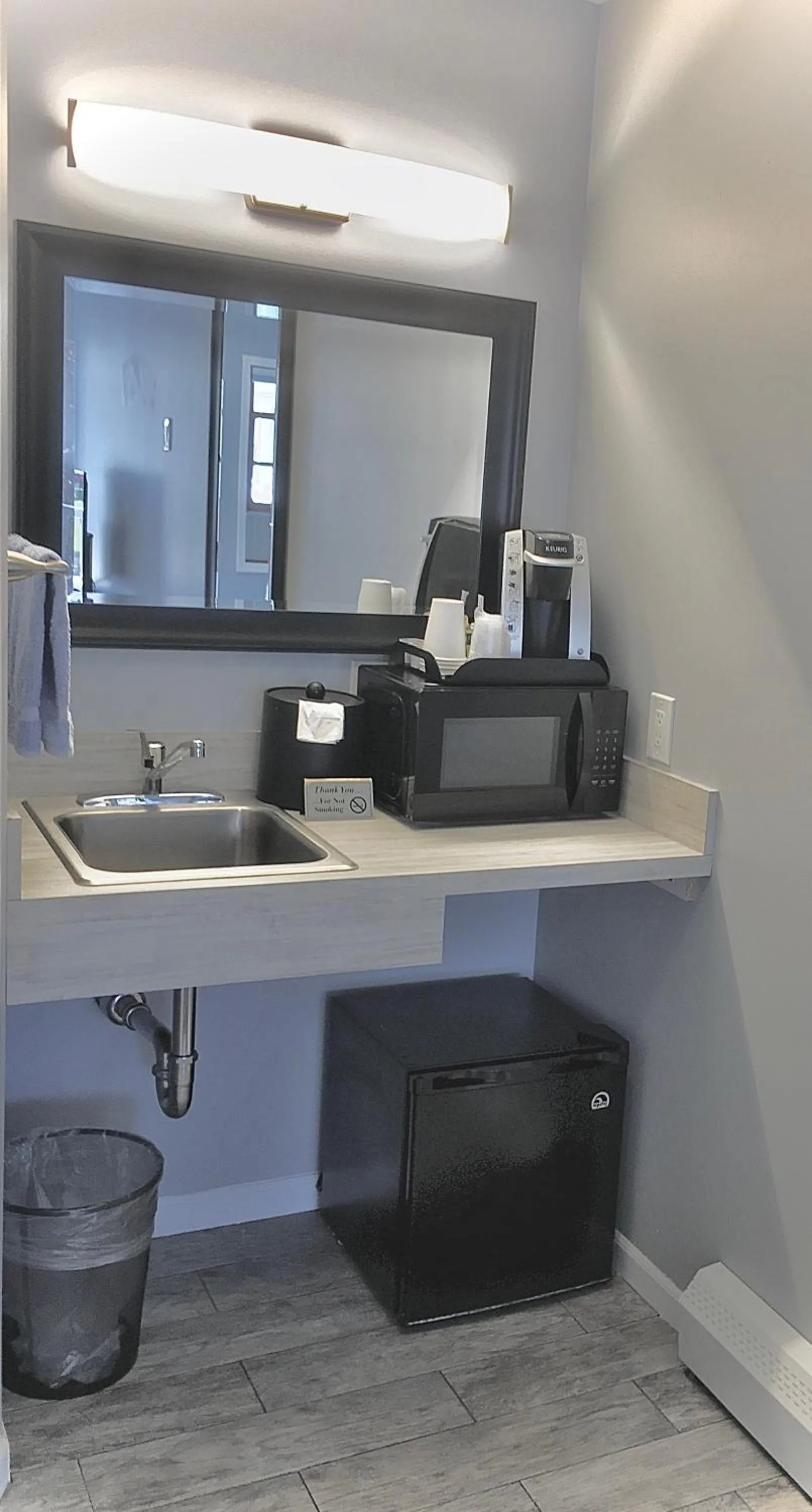 Coffee/tea facilities in Empire Lakeshore Inn