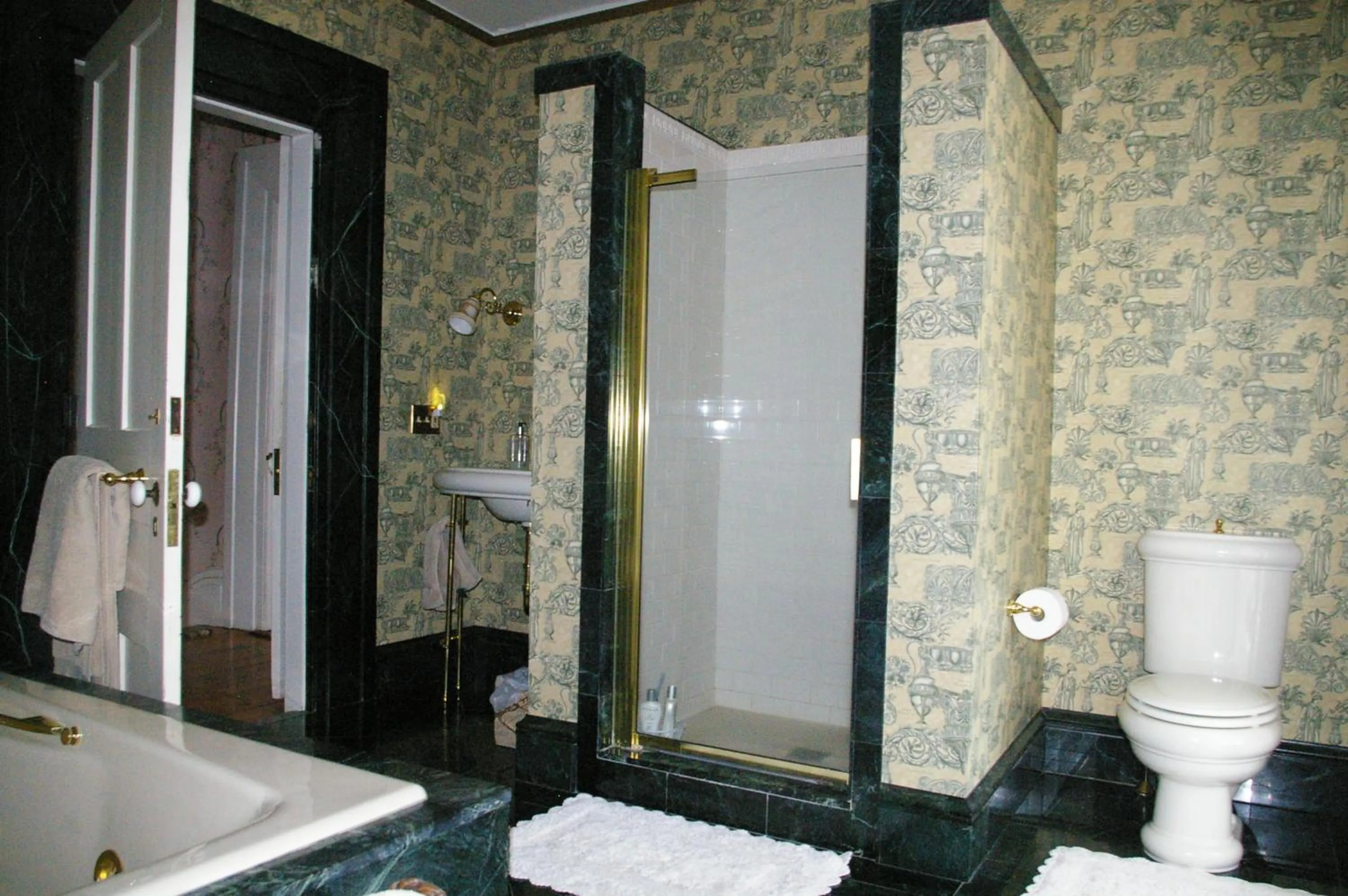 Bathroom in Oakcliff Bed and Breakfast