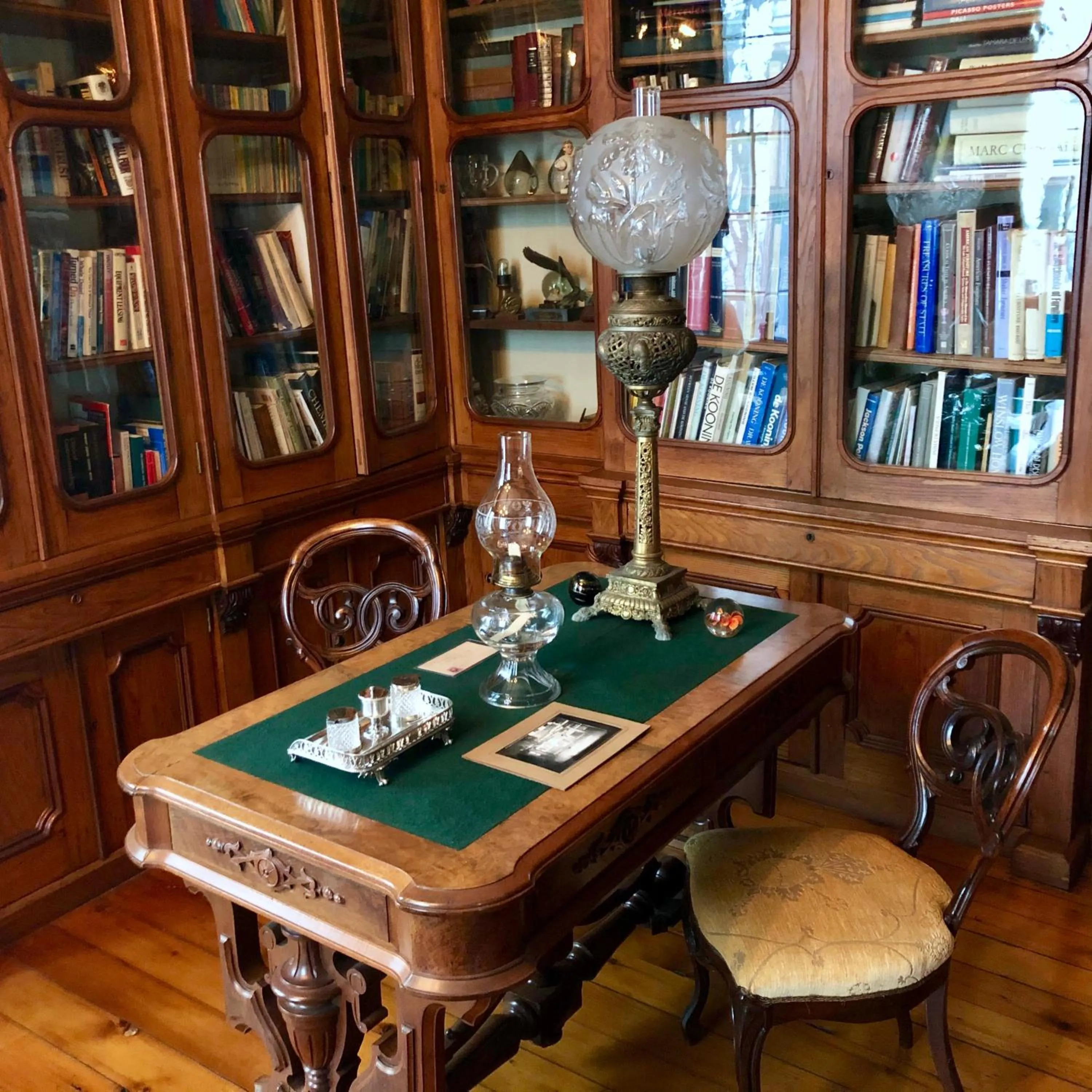 Library in Oakcliff Bed and Breakfast