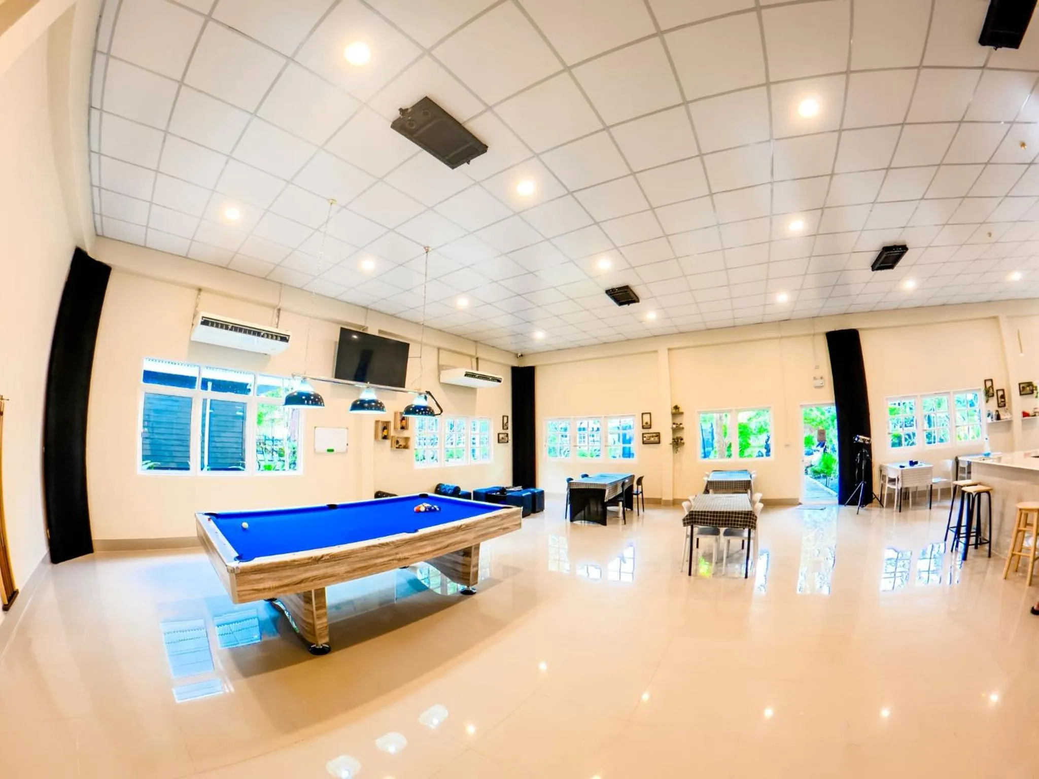 Restaurant/places to eat in Luna Hut Resort