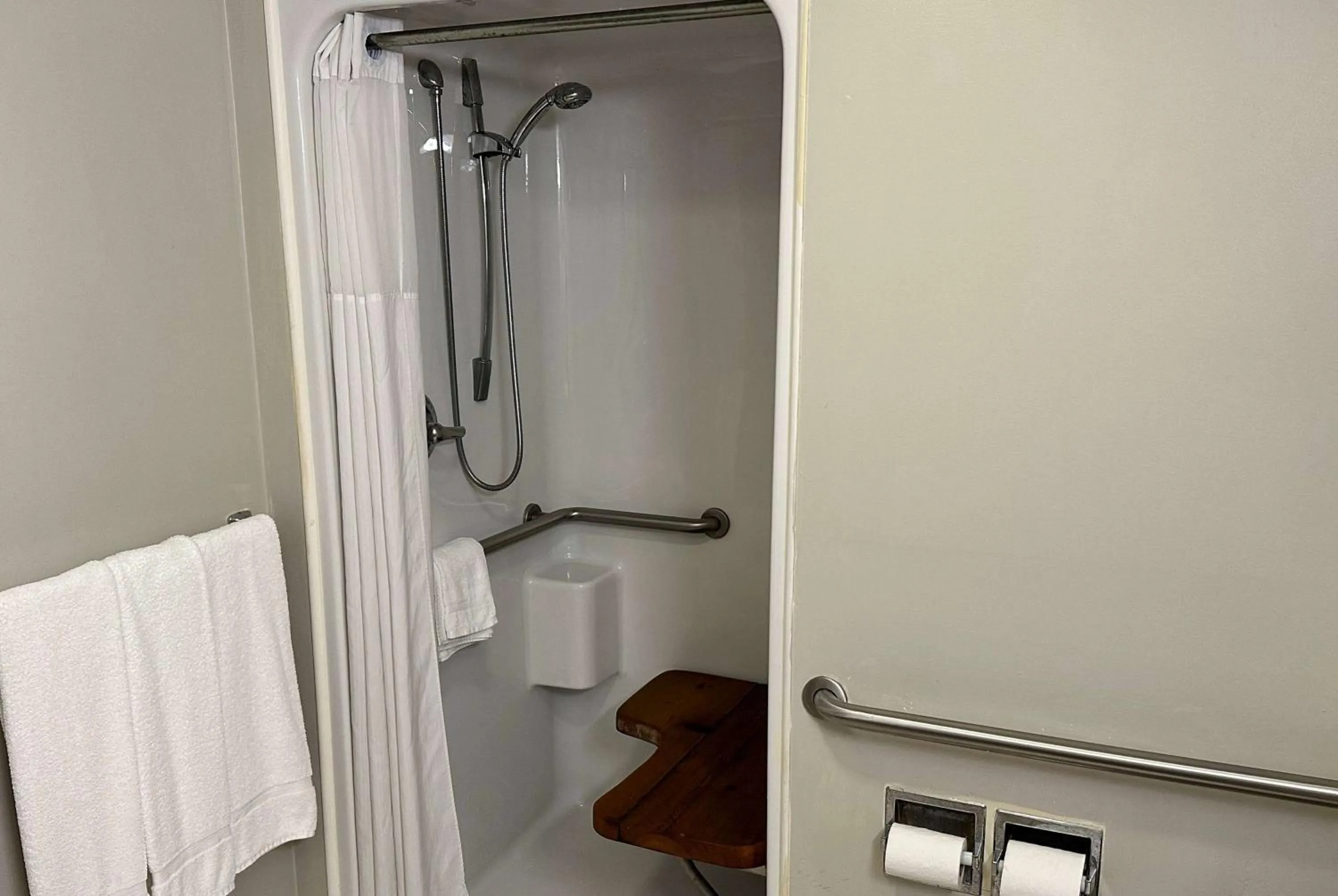 TV and multimedia in Days Inn by Wyndham St Augustine I-95-Outlet Mall