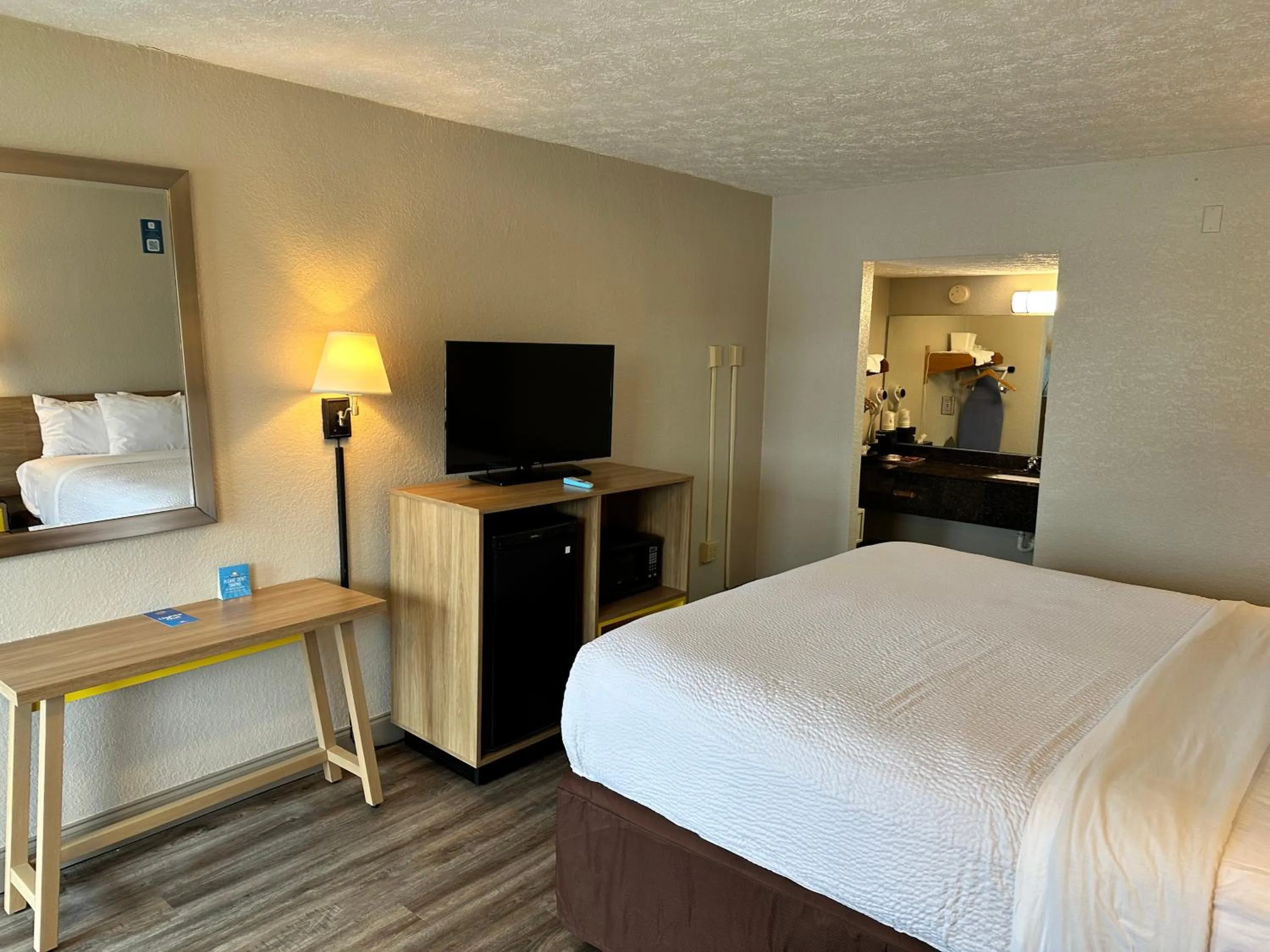 Bed in Days Inn by Wyndham St Augustine I-95-Outlet Mall