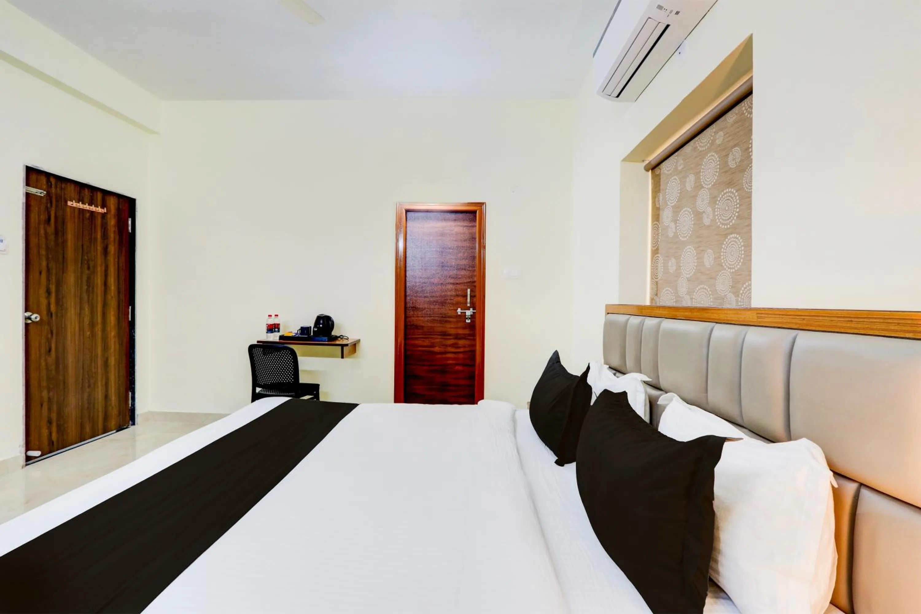 Bedroom, Bed in Super Townhouse Nirvana Elite