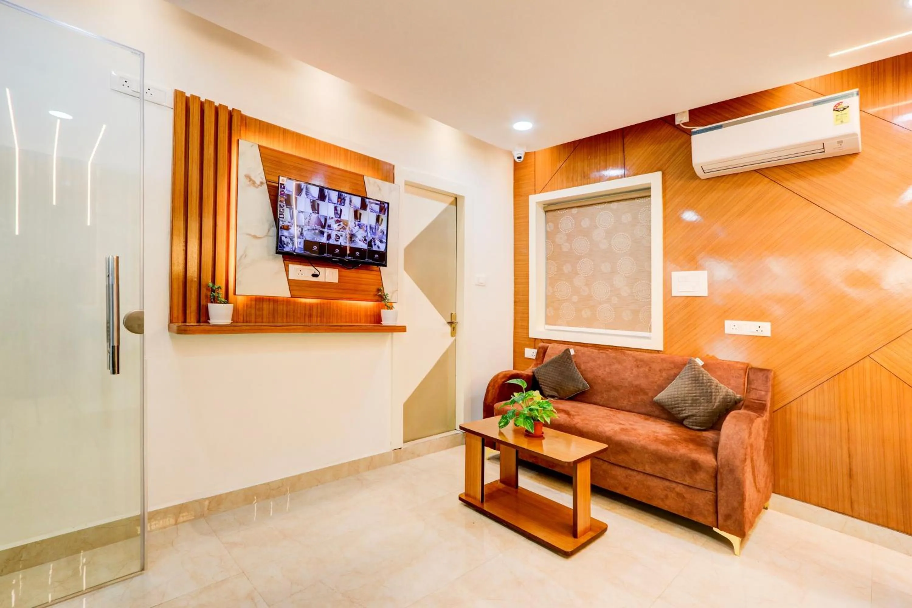 Lobby or reception in Super Townhouse Nirvana Elite