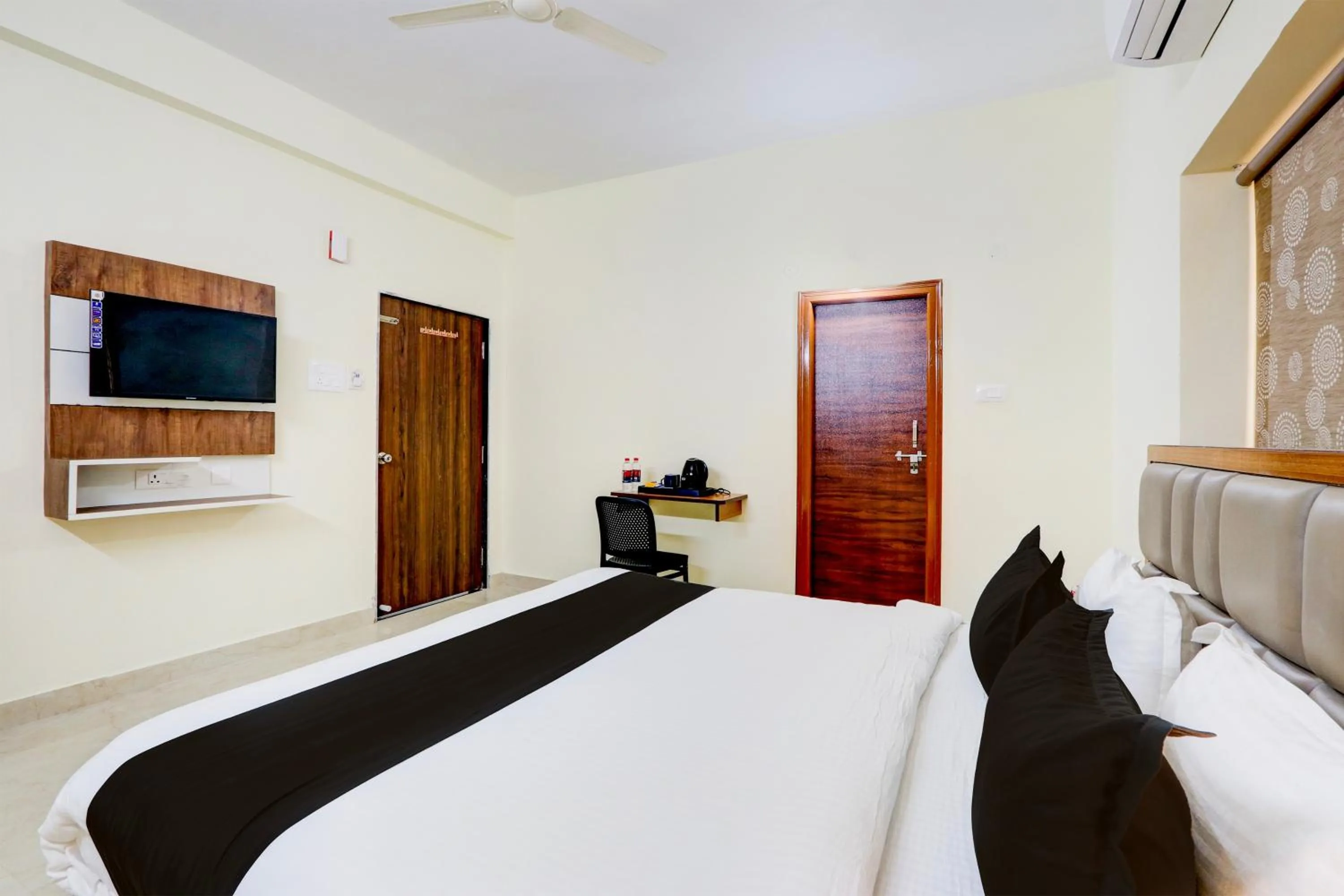 Bedroom, Bed in Super Townhouse Nirvana Elite