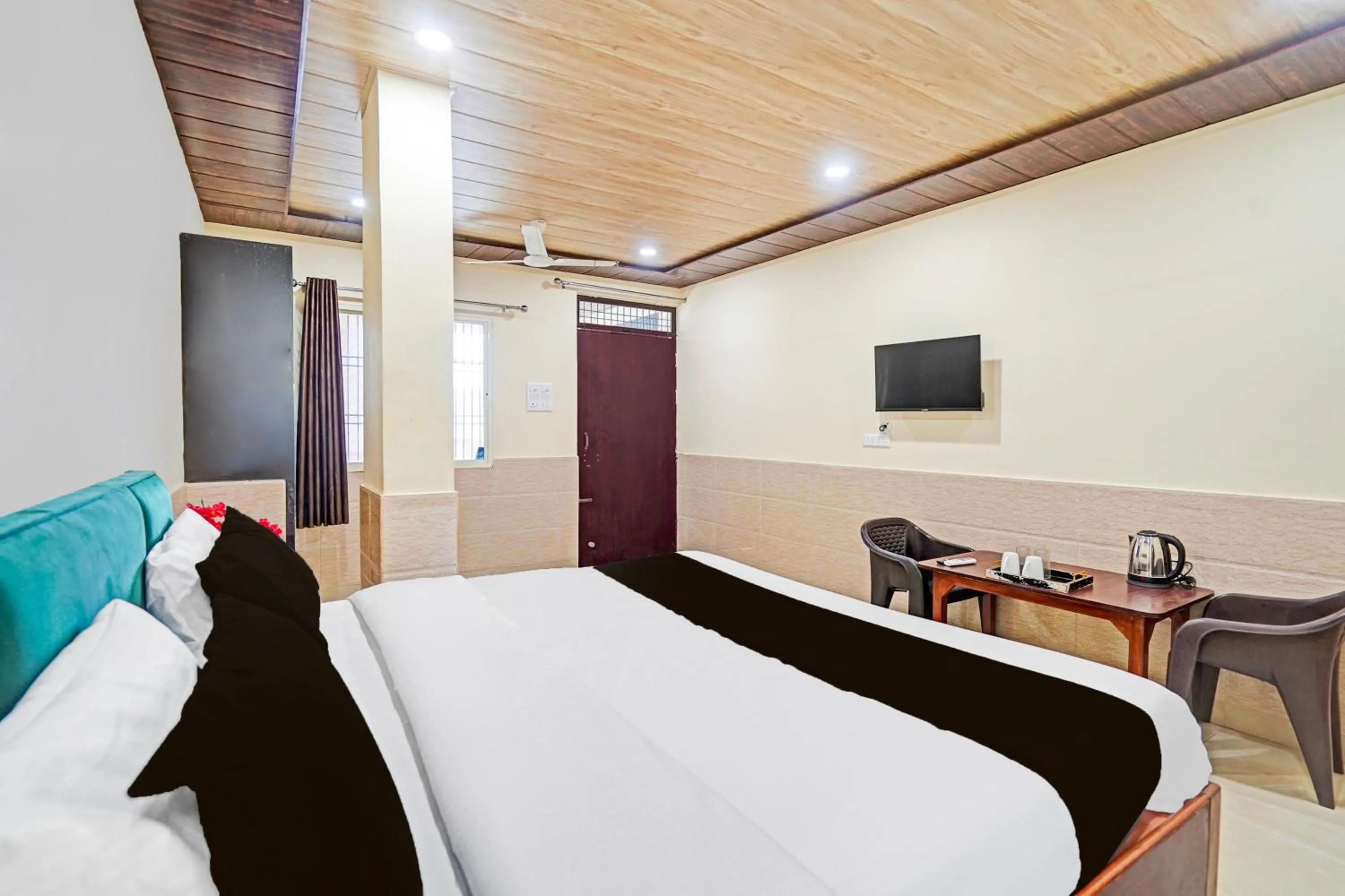 Bedroom, Bed in Super Hotel O Varanasi Banaras Junction Formerly Girija Palace