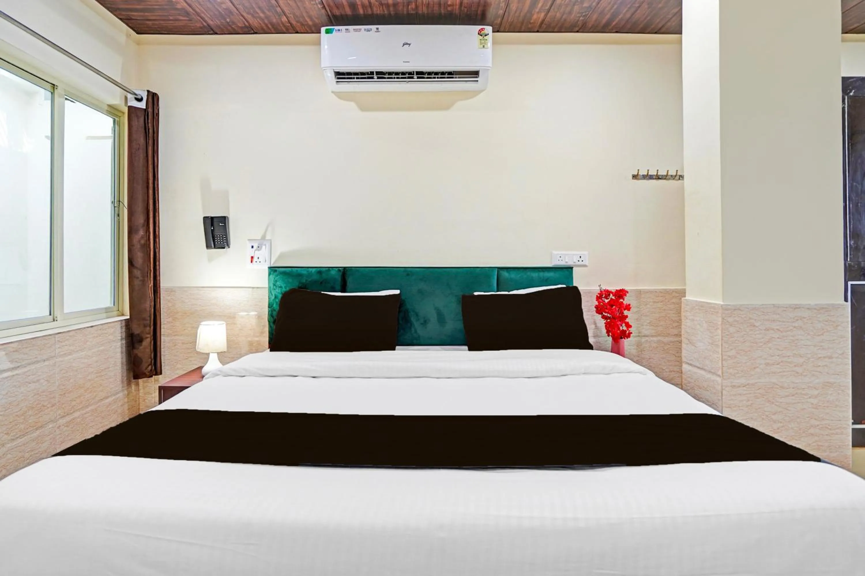 Bedroom, Bed in Super Hotel O Varanasi Banaras Junction Formerly Girija Palace