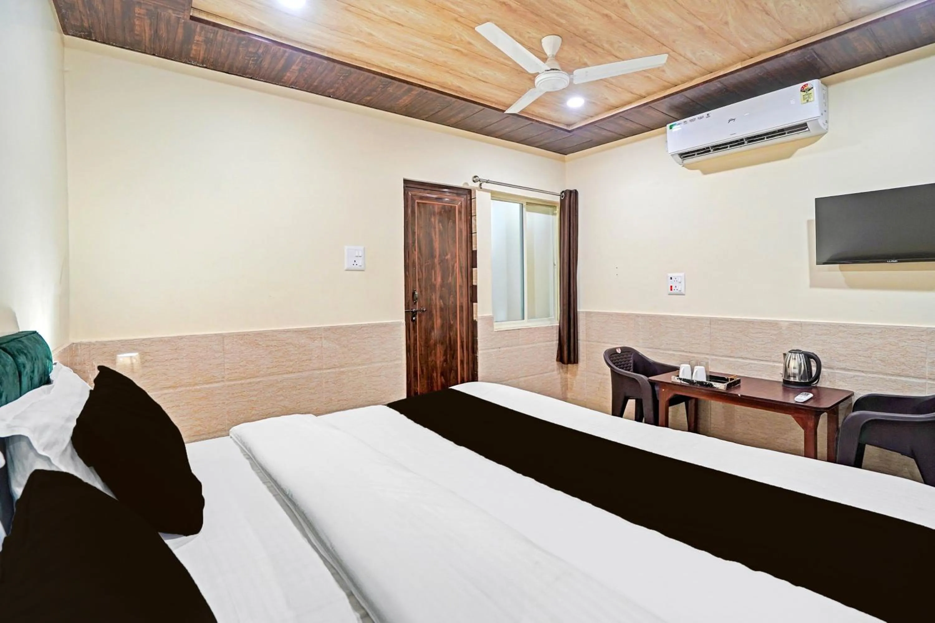 Bedroom, Bed in Super Hotel O Varanasi Banaras Junction Formerly Girija Palace