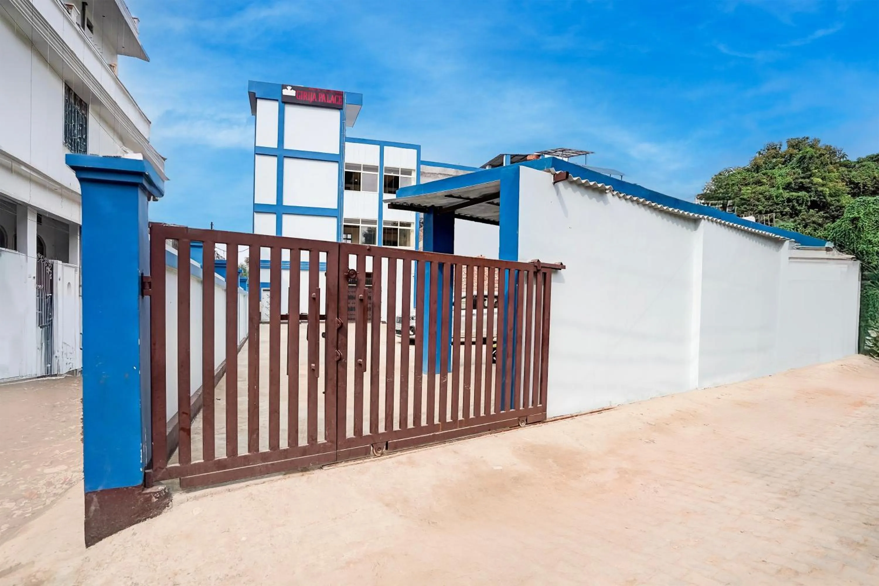 Facade/entrance in Super Hotel O Varanasi Banaras Junction Formerly Girija Palace