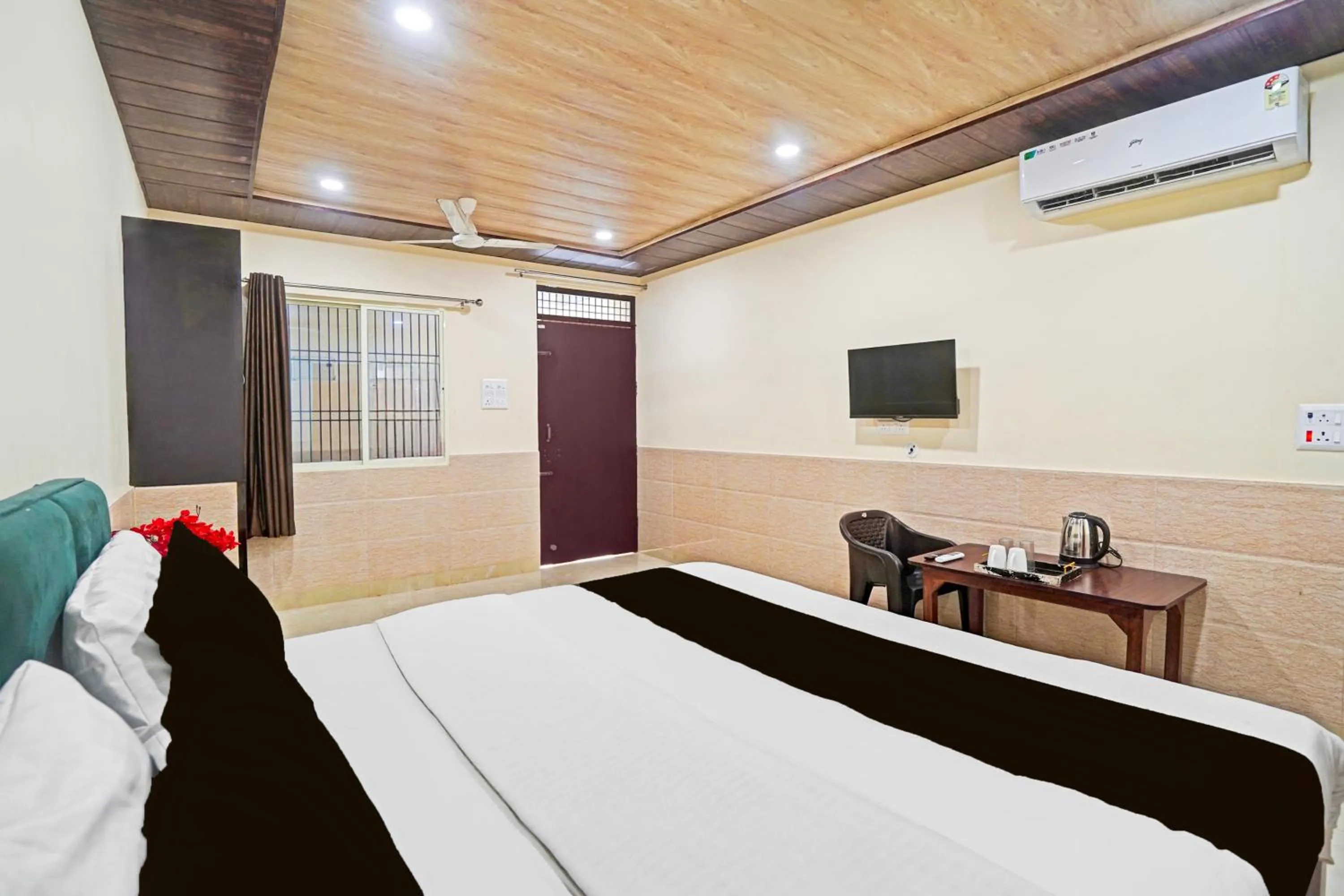 Bedroom, Bed in Super Hotel O Varanasi Banaras Junction Formerly Girija Palace