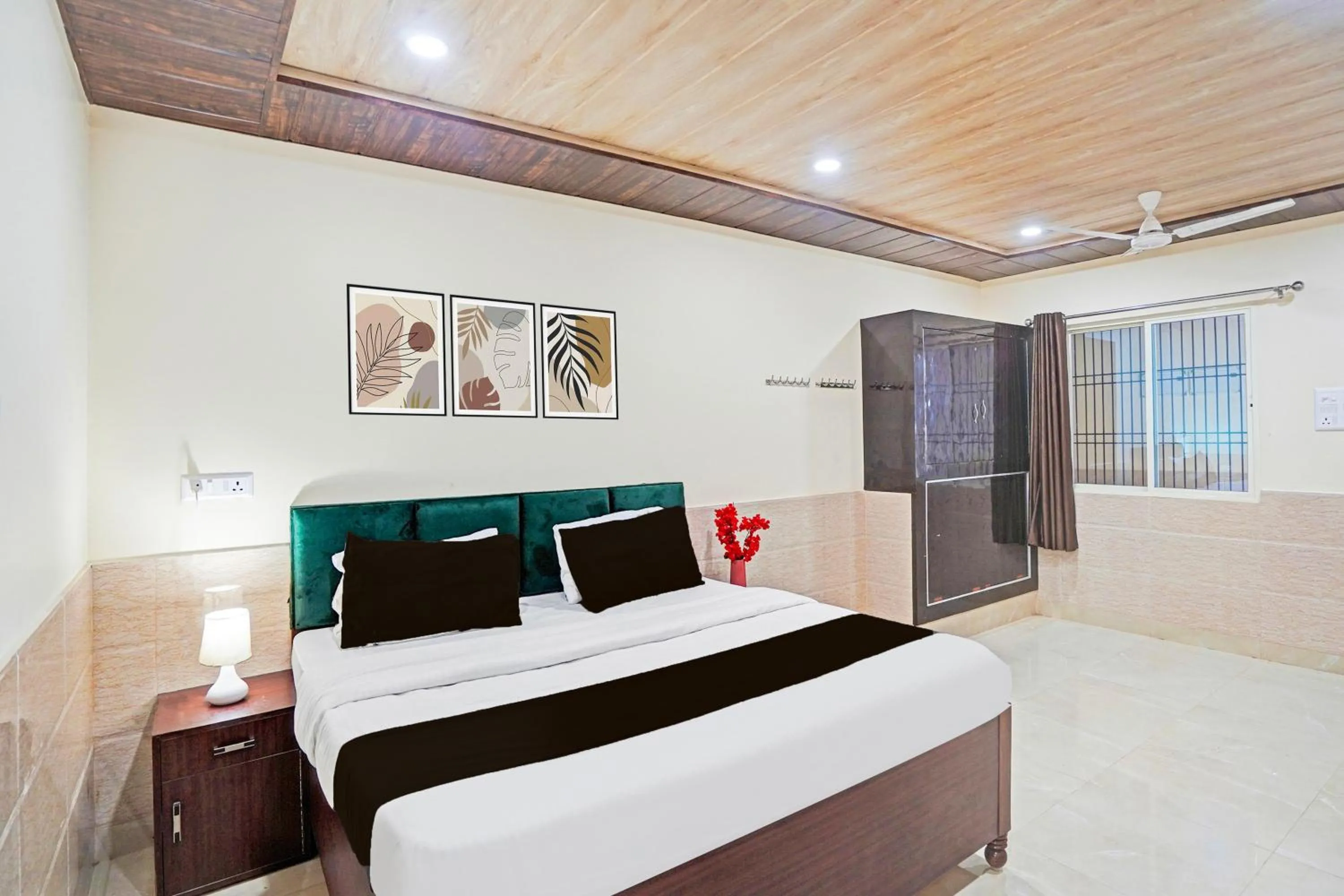 Bedroom, Bed in Super Hotel O Varanasi Banaras Junction Formerly Girija Palace