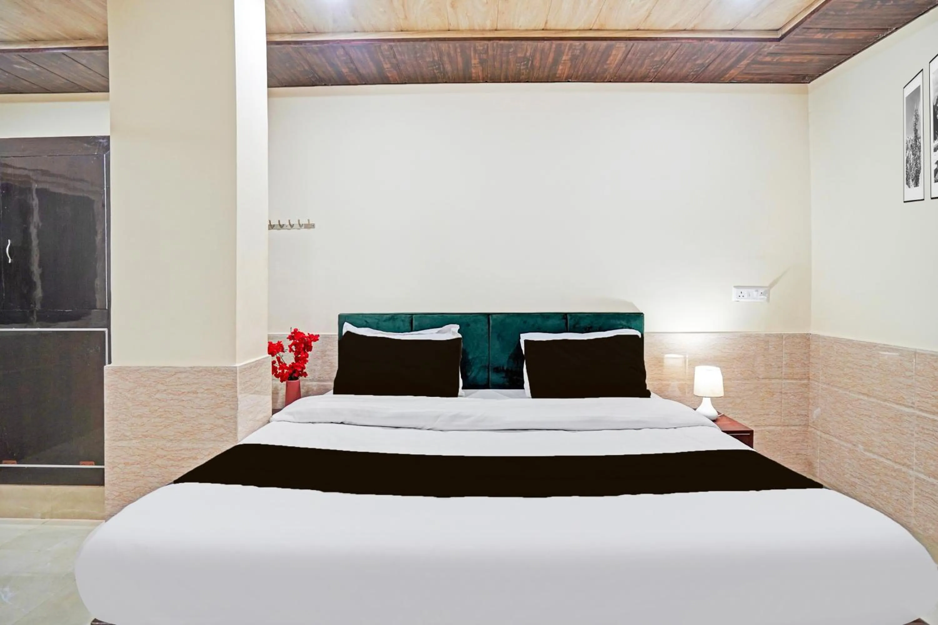 Bedroom, Bed in Super Hotel O Varanasi Banaras Junction Formerly Girija Palace