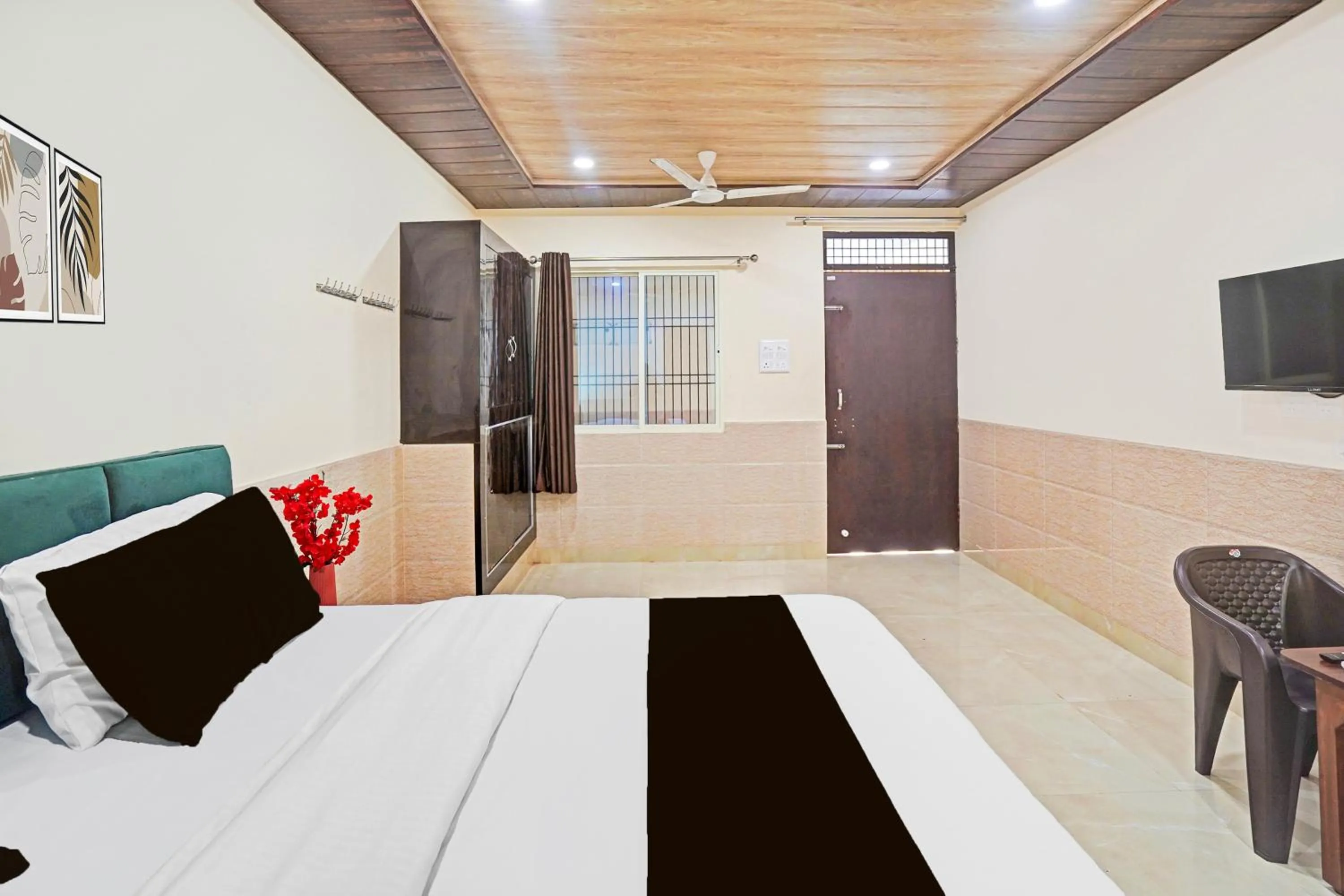 Facade/entrance, Bed in Super Hotel O Varanasi Banaras Junction Formerly Girija Palace