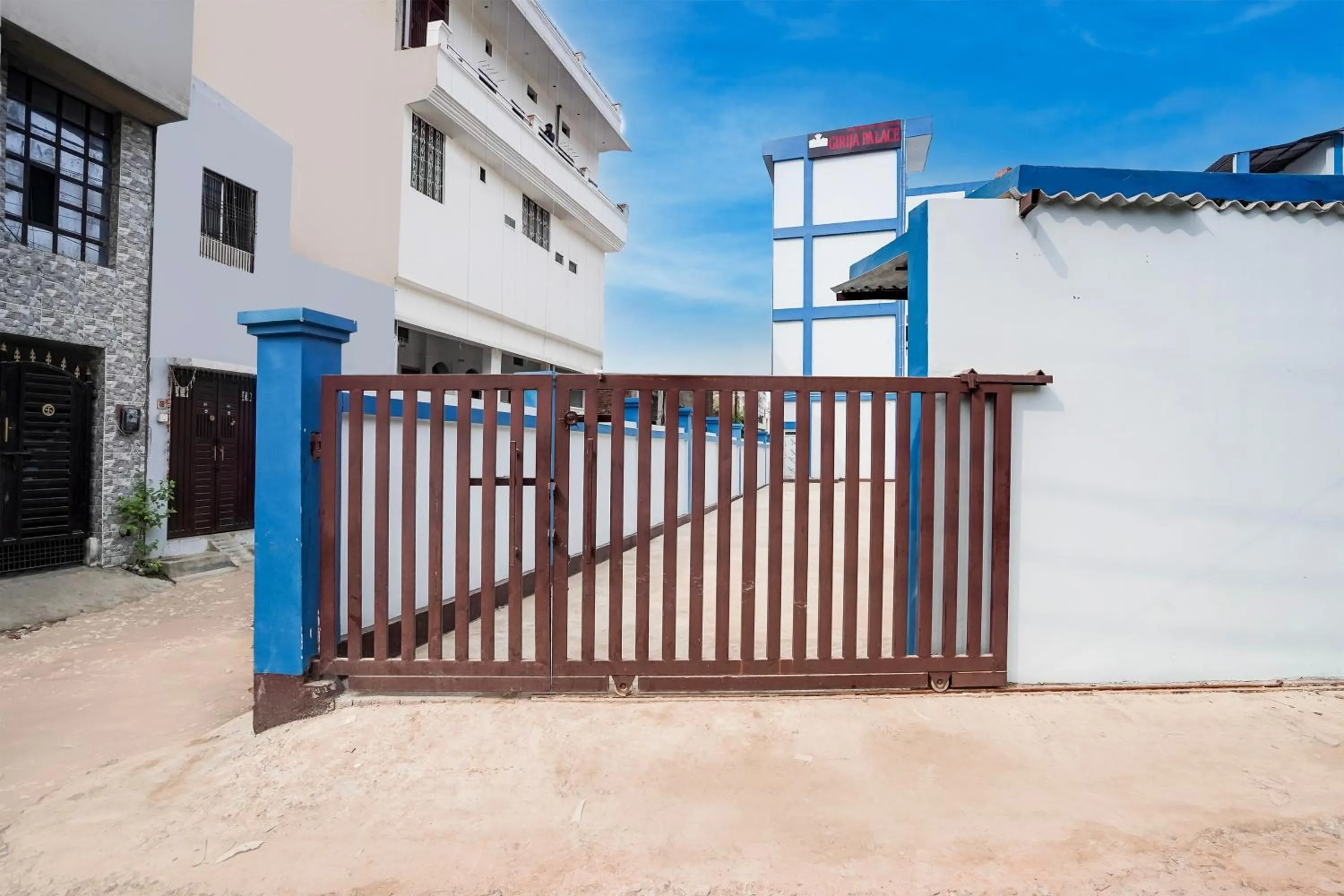 Facade/entrance in Super Hotel O Varanasi Banaras Junction Formerly Girija Palace