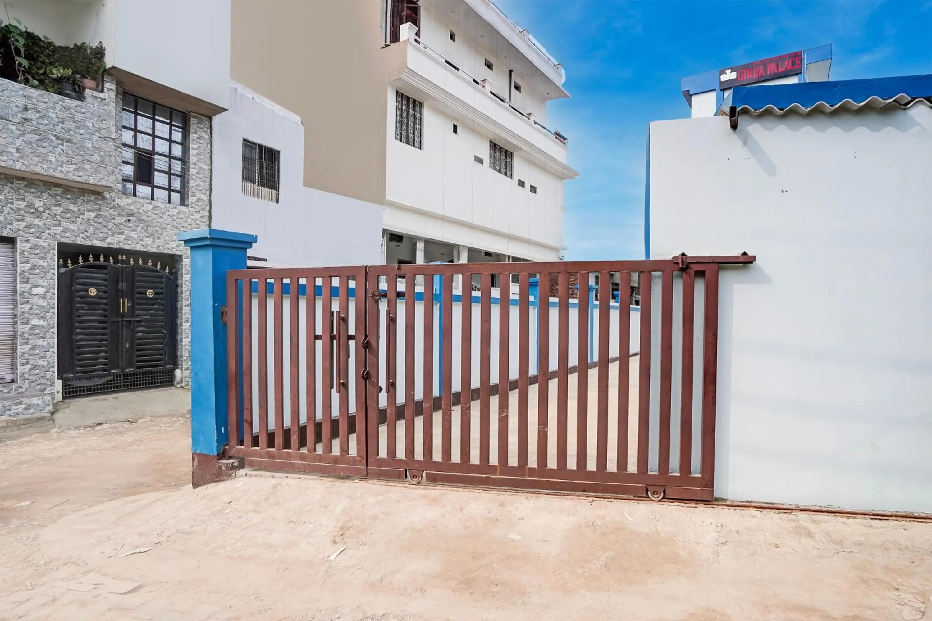Facade/entrance in Super Hotel O Varanasi Banaras Junction Formerly Girija Palace