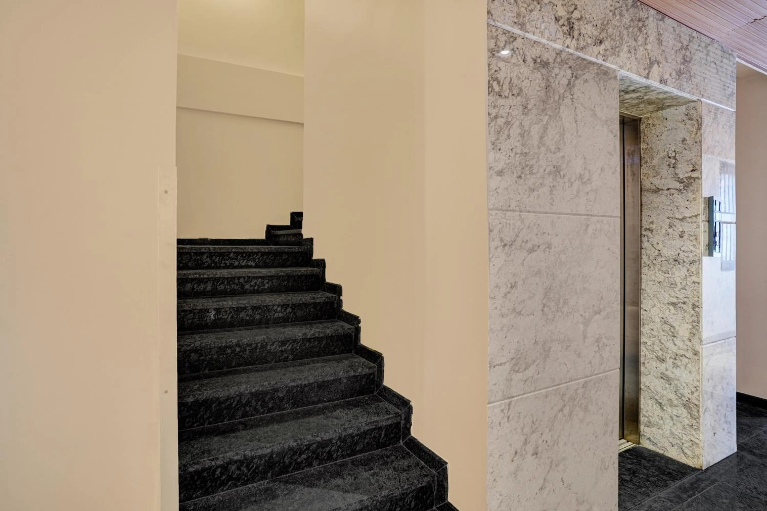 Lobby or reception in Super Collection O Metro Park Opposite Kalasipalya Bus stand