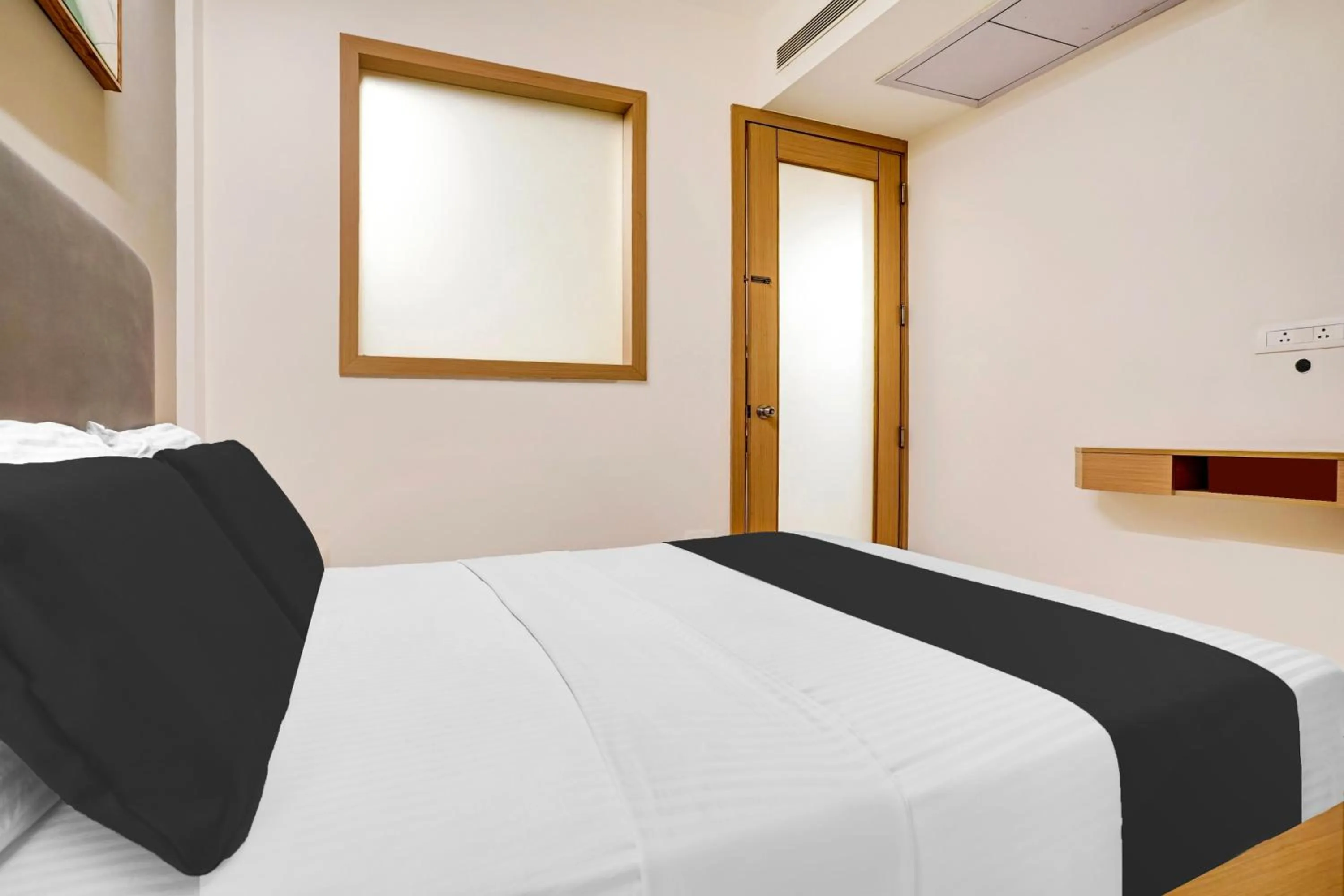 Bedroom, Bed in Super Collection O Metro Park Opposite Kalasipalya Bus stand