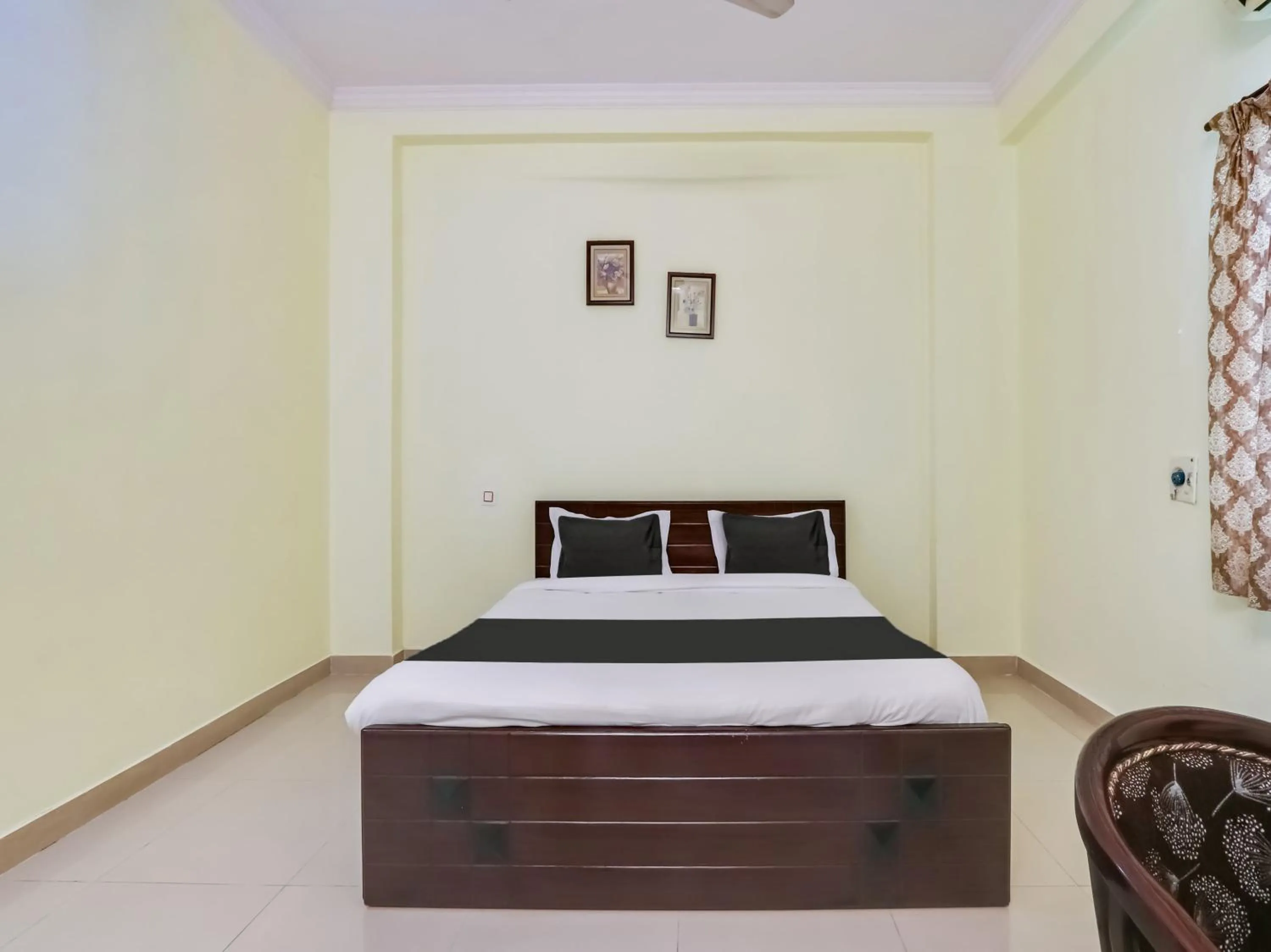Bedroom, Bed in Hotel O SS ELITE
