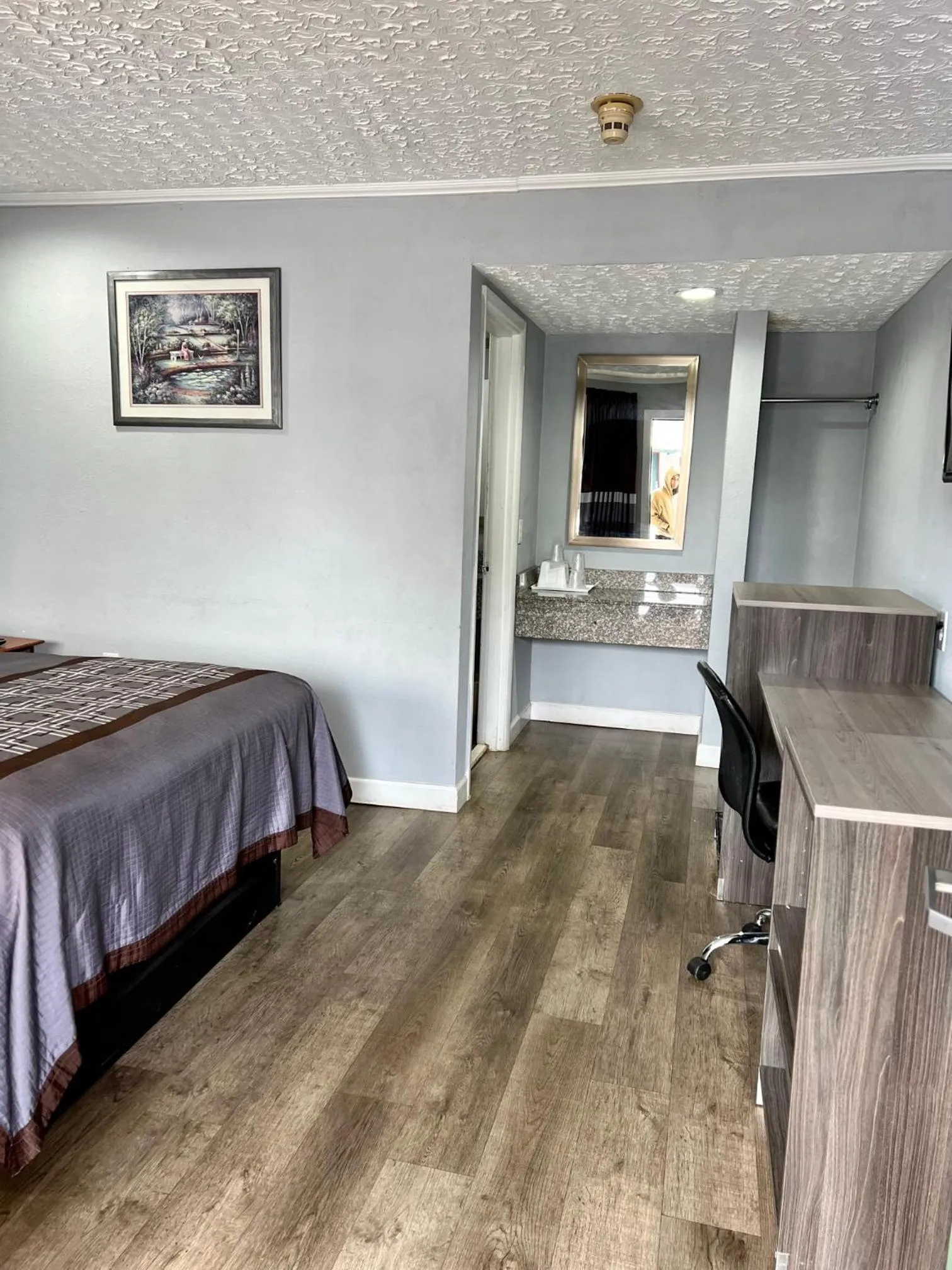 Bed in Knights Inn Madison Heights