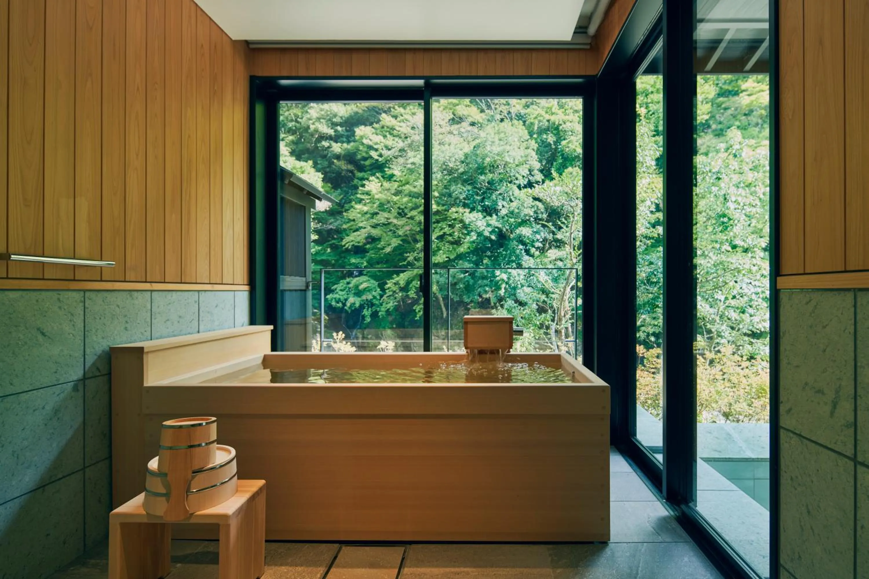 Hot Tub in ESPACIO The Hakone Geihinkan Rin-Poh-Ki-Ryu