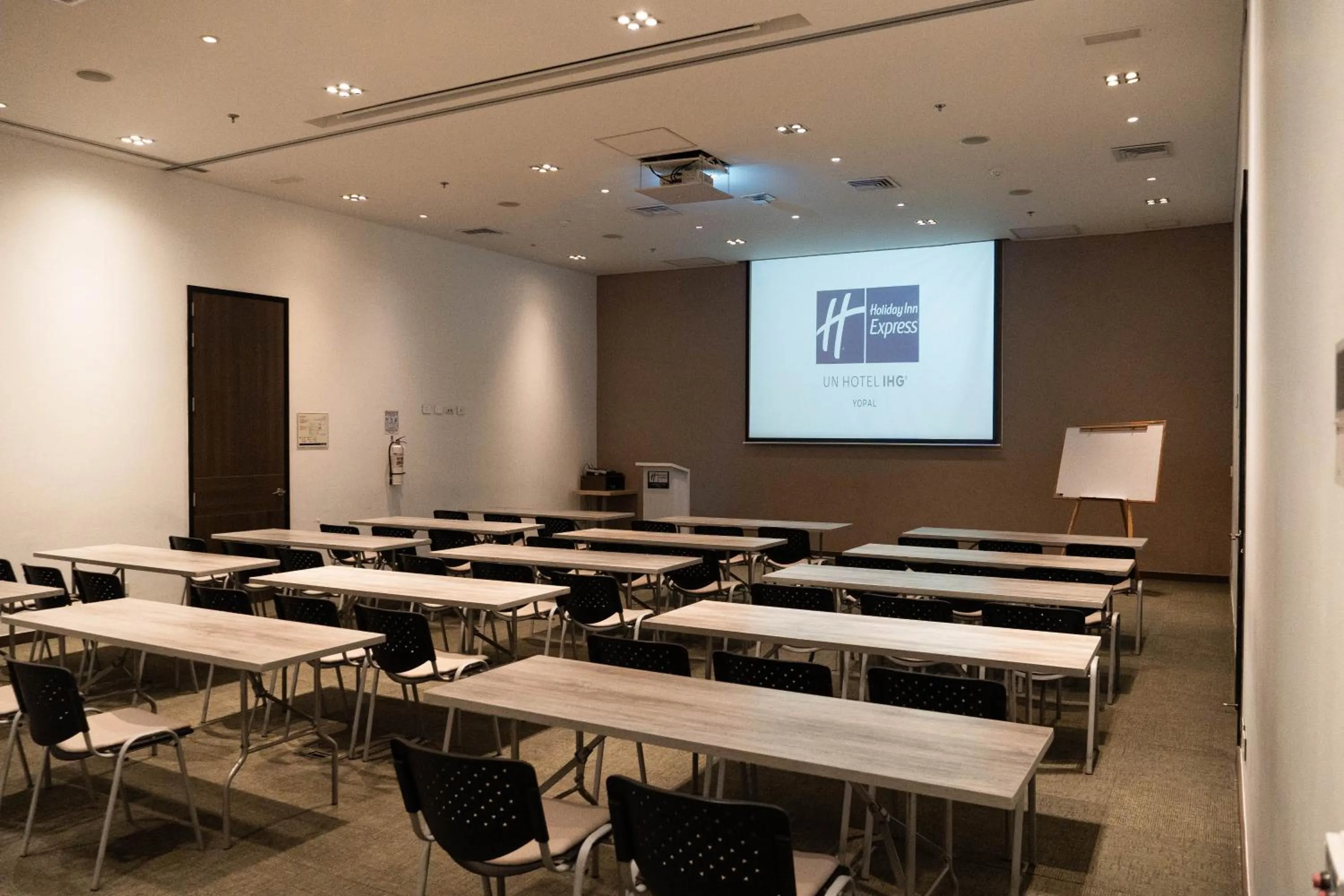 Meeting/conference room in Holiday Inn Express Yopal by IHG