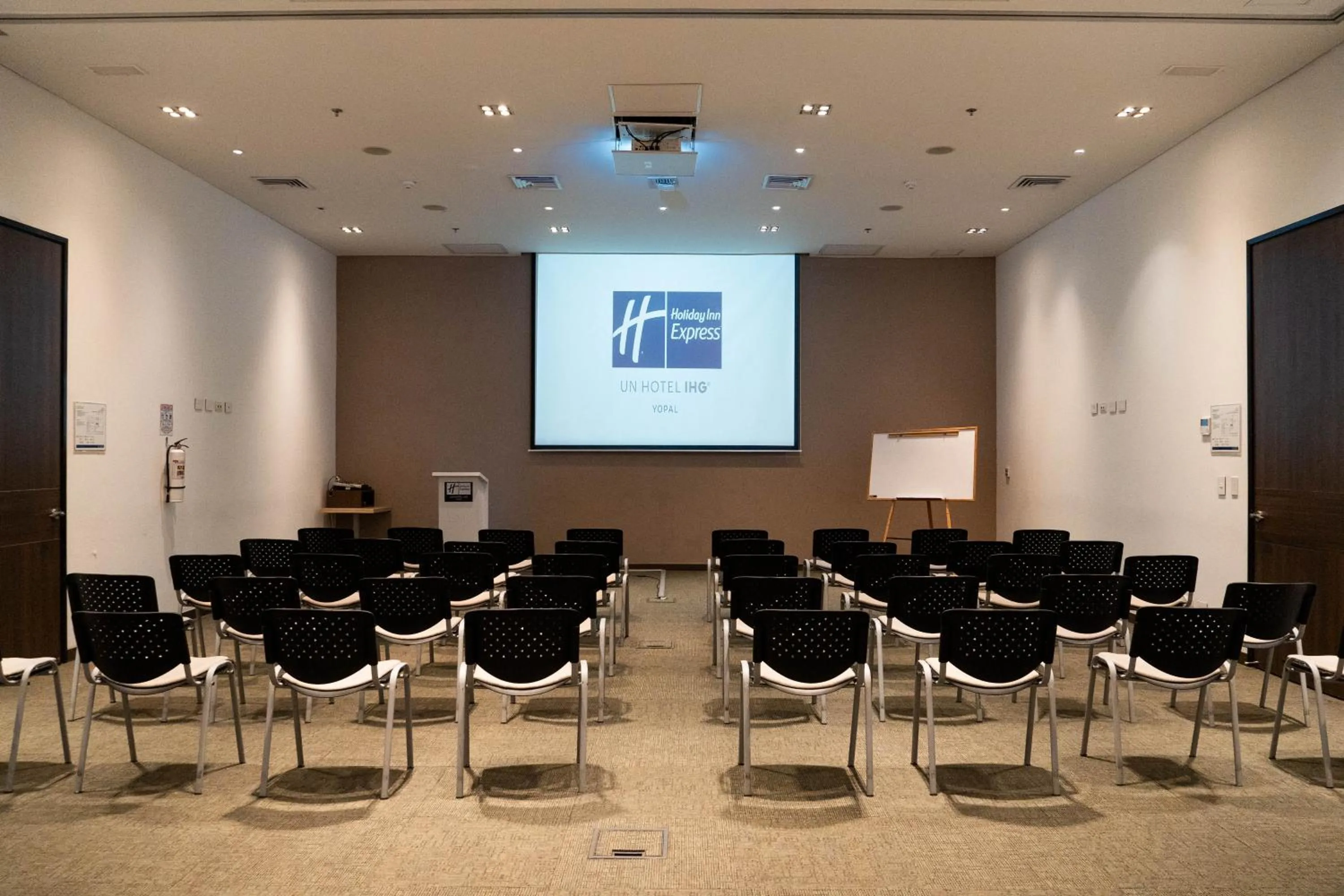 Meeting/conference room in Holiday Inn Express Yopal by IHG