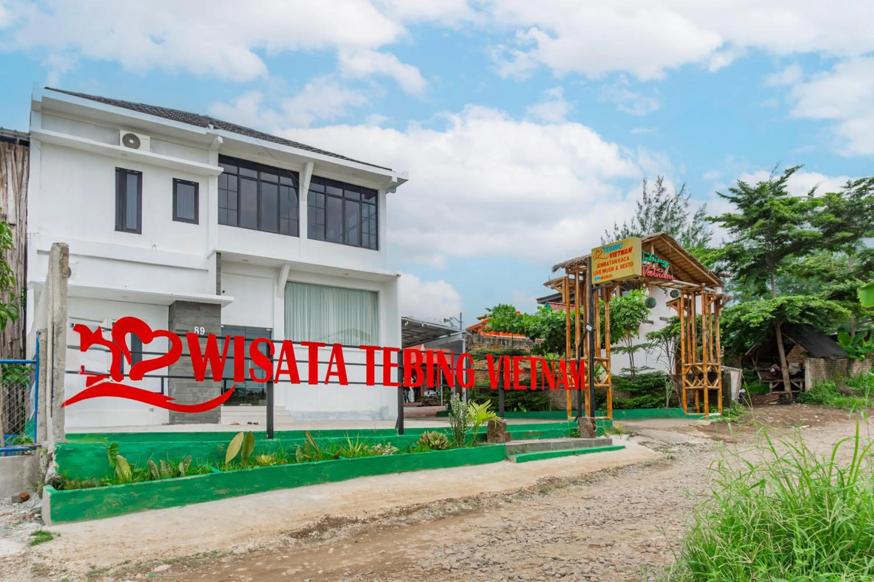 Facade/entrance in OYO 93812 Tebing Vieatnam