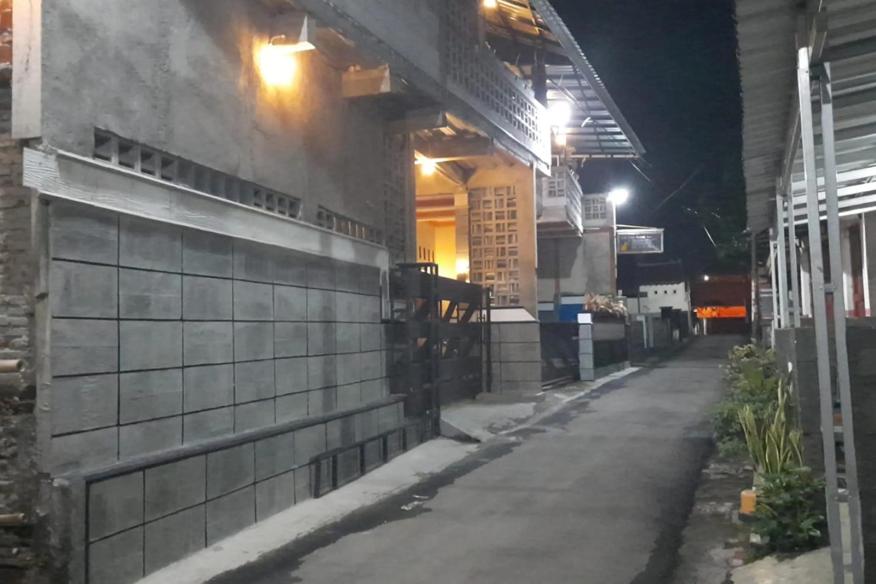 Facade/entrance in Hotel O Chimi Rumah Kost