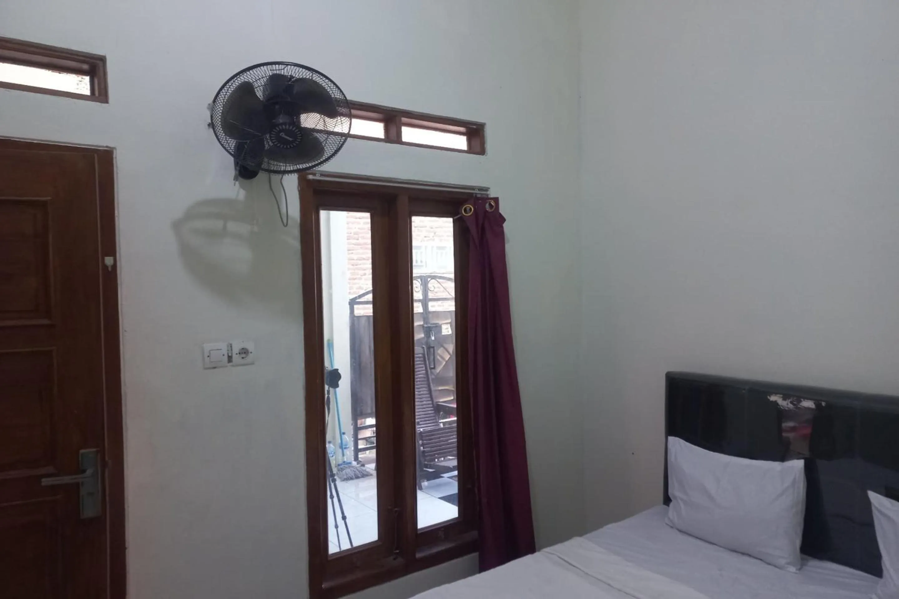 Bedroom, Bed in Hotel O Chimi Rumah Kost