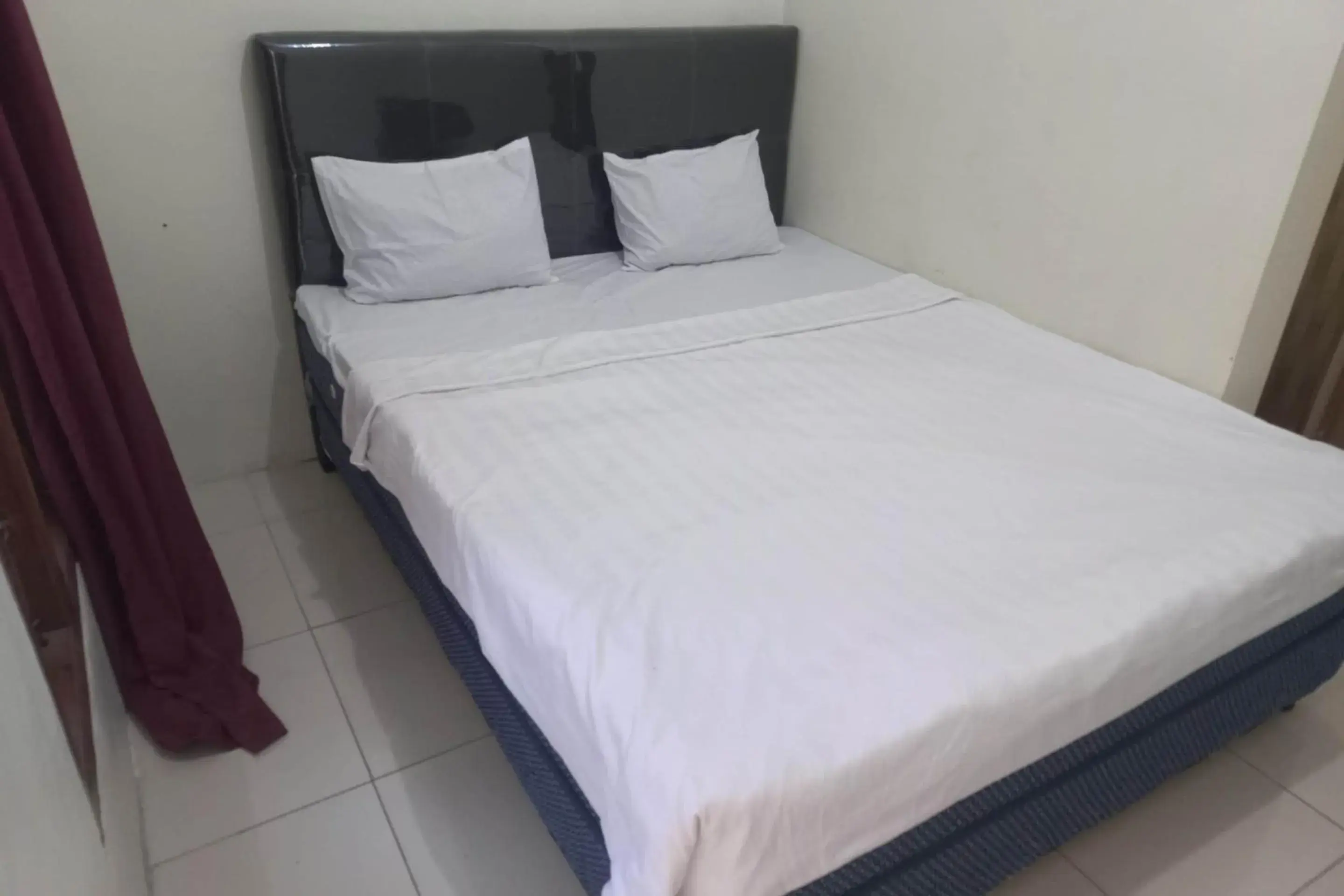 Budget Double Room in Hotel O Chimi Rumah Kost Budget Double Room in Hotel O Chimi Rumah Kost