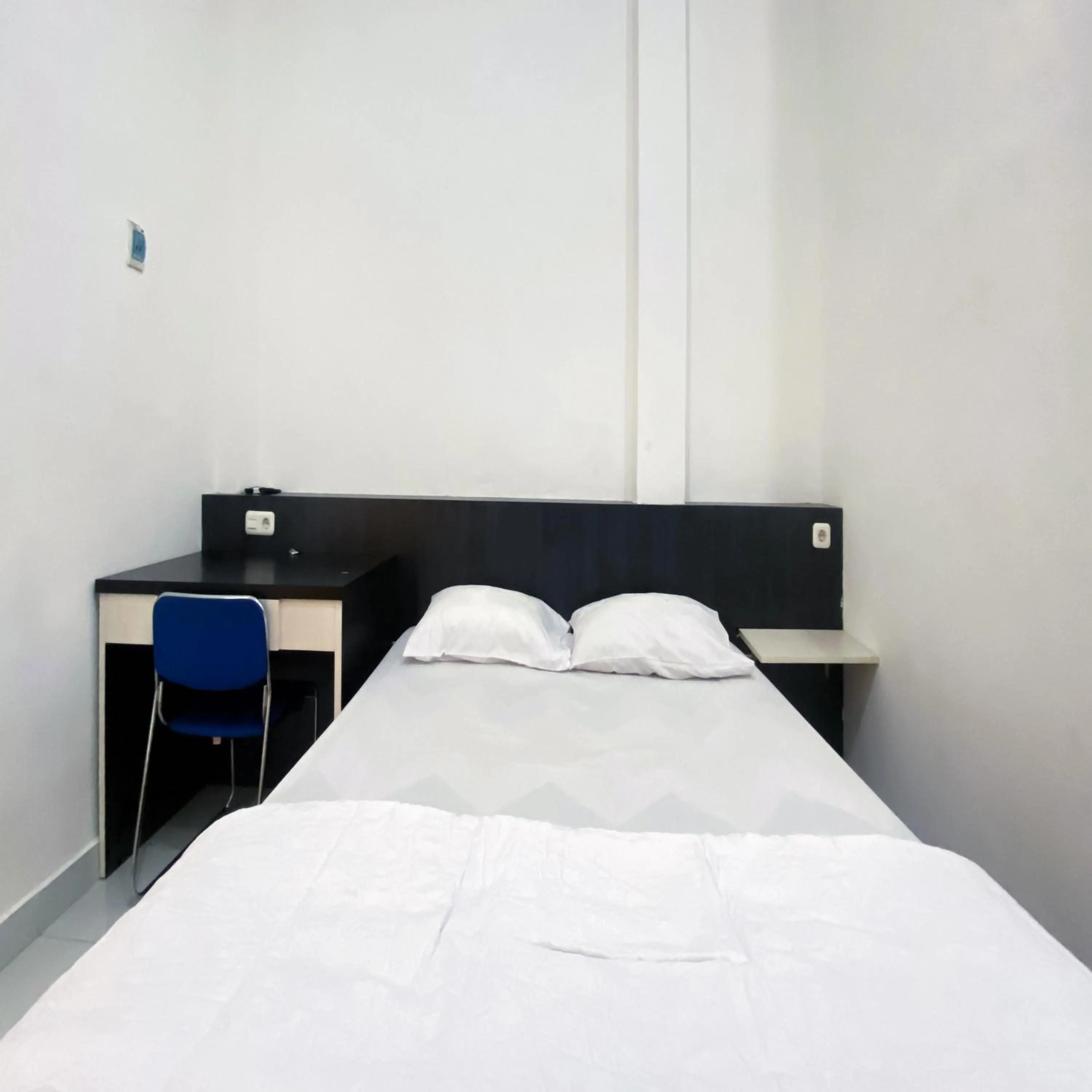 Bedroom, Bed in Wisma Al-Araf Syariah Mitra RedDoorz Palembang