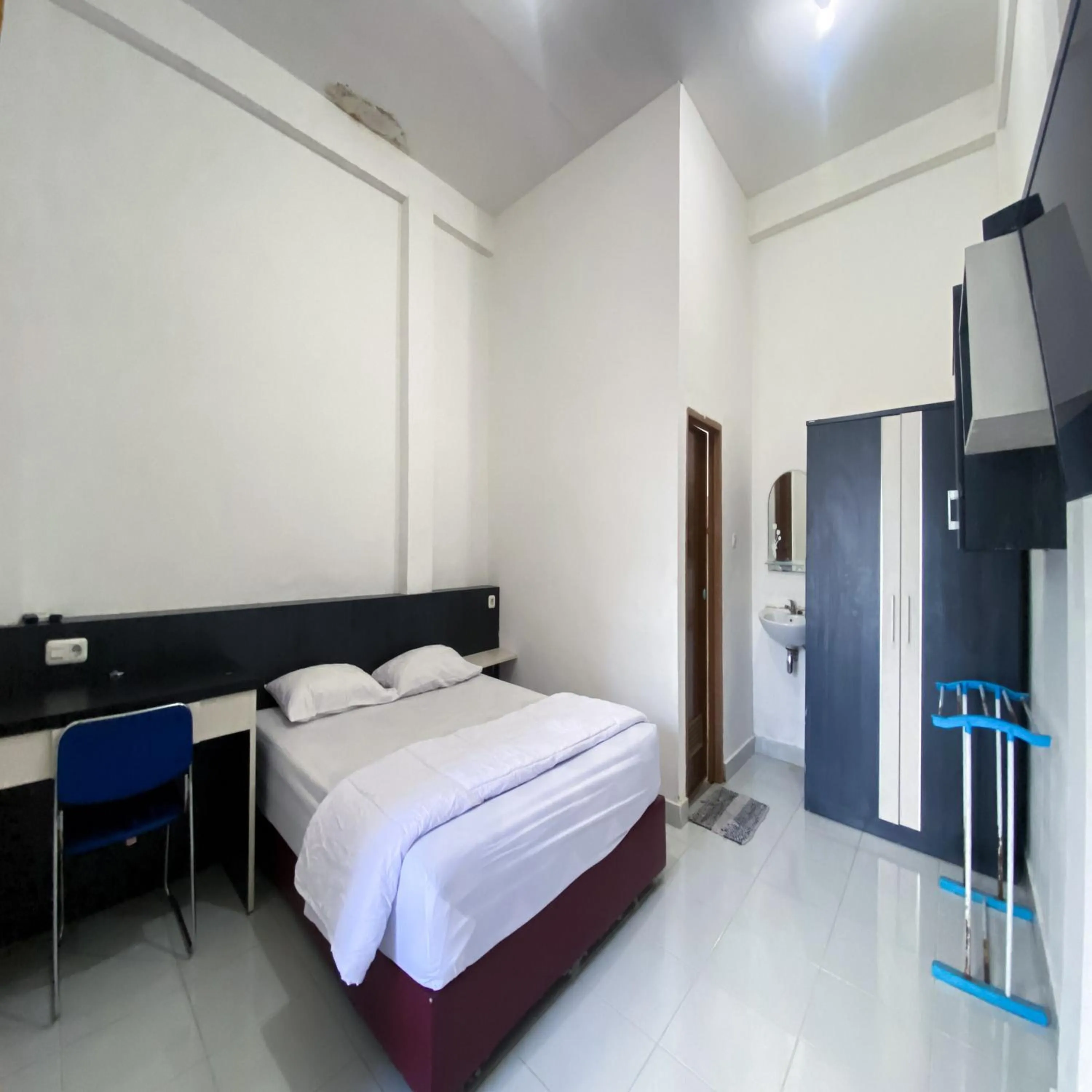 Bedroom, Bed in Wisma Al-Araf Syariah Mitra RedDoorz Palembang