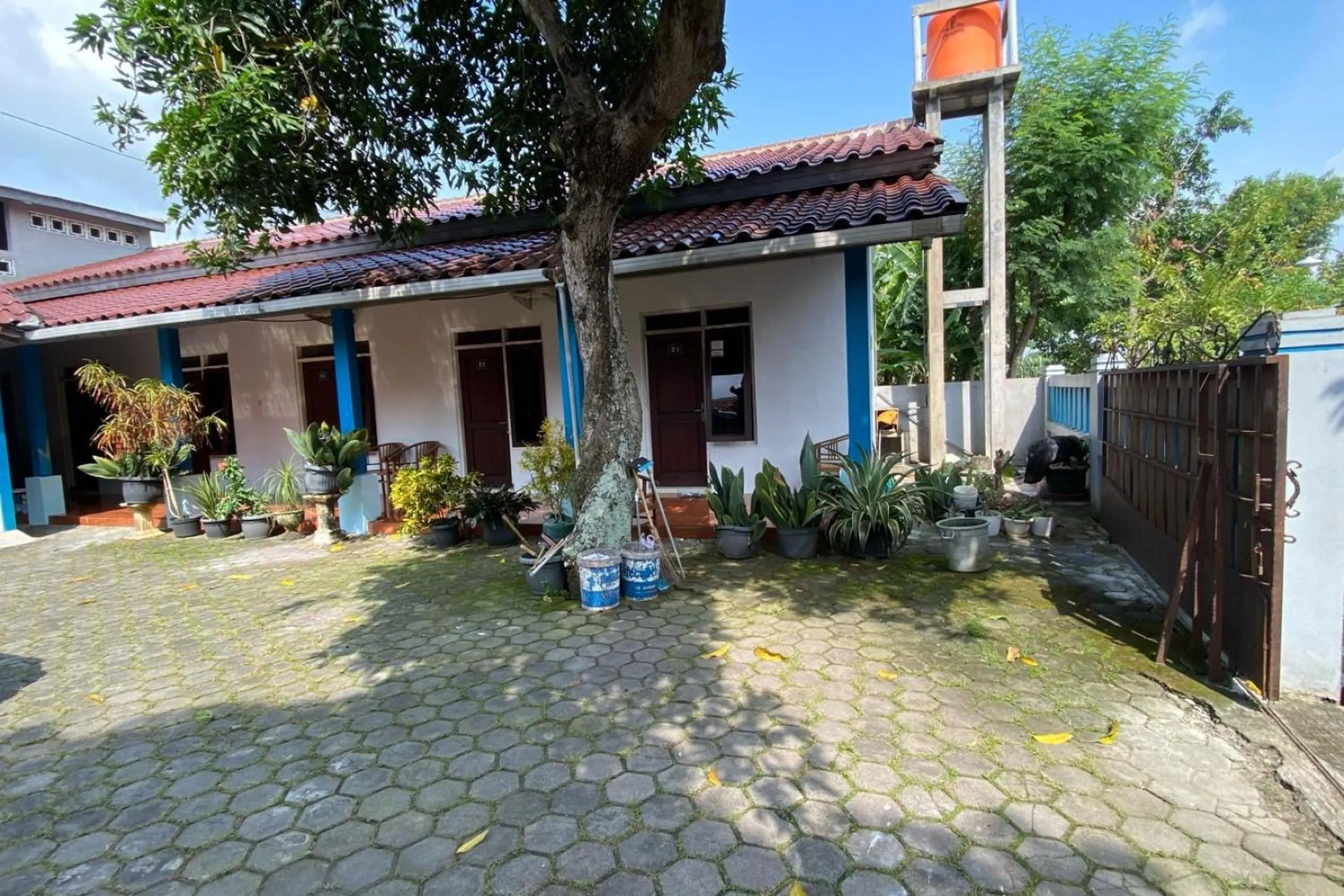 Facade/entrance in Hotel O Lies Kostel Syariah