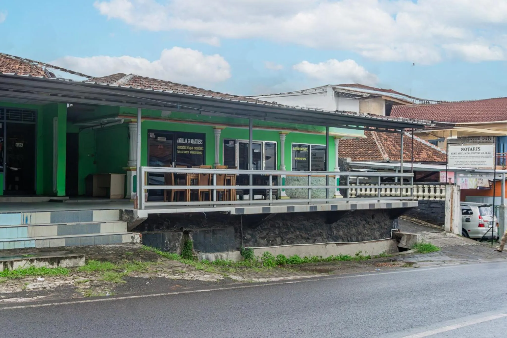 Facade/entrance in Hotel O Guest House Amanda Syariah