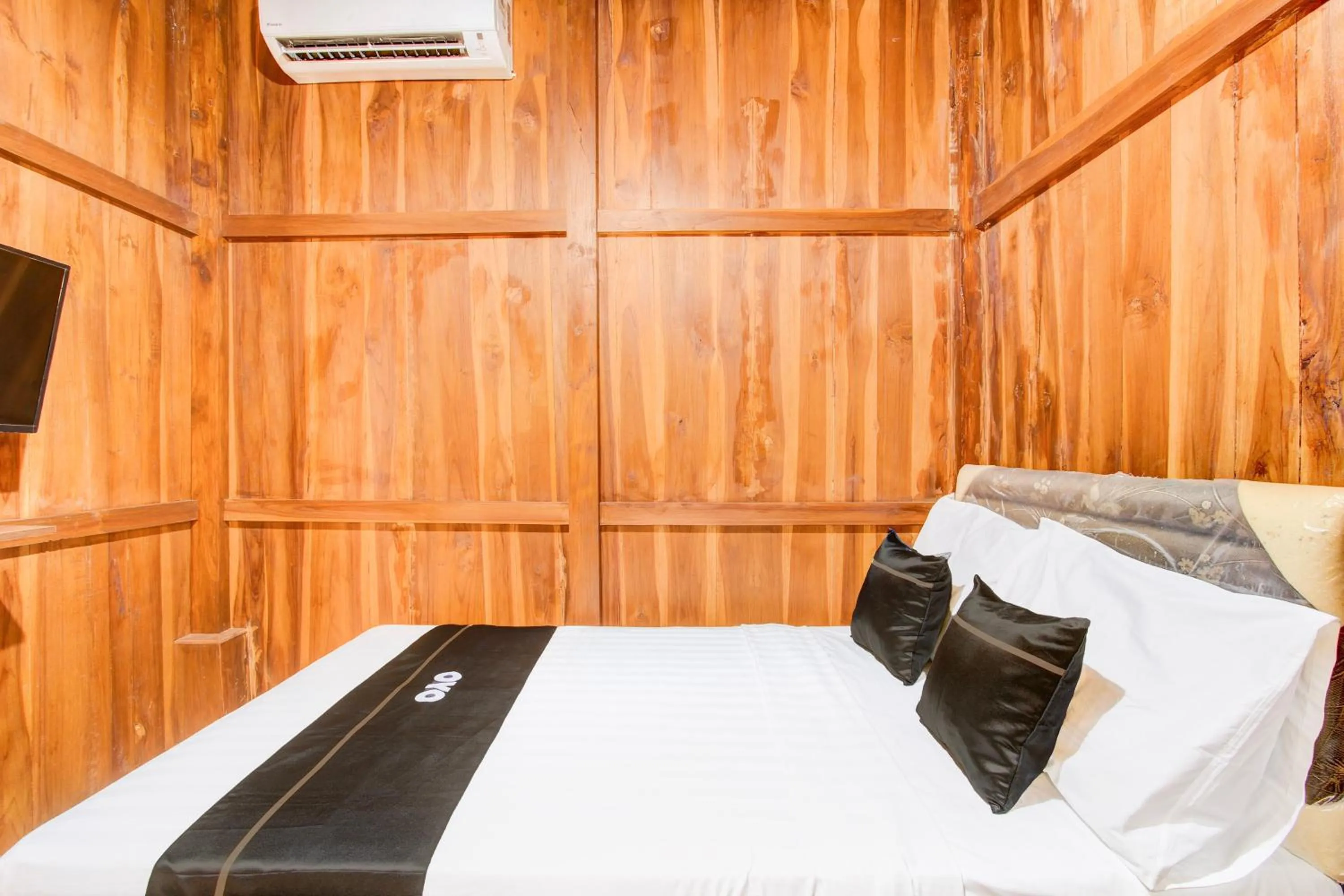 Bedroom, Bed in Capital O 93842 Jowo Segoro ResortNearPantai Sepanjang