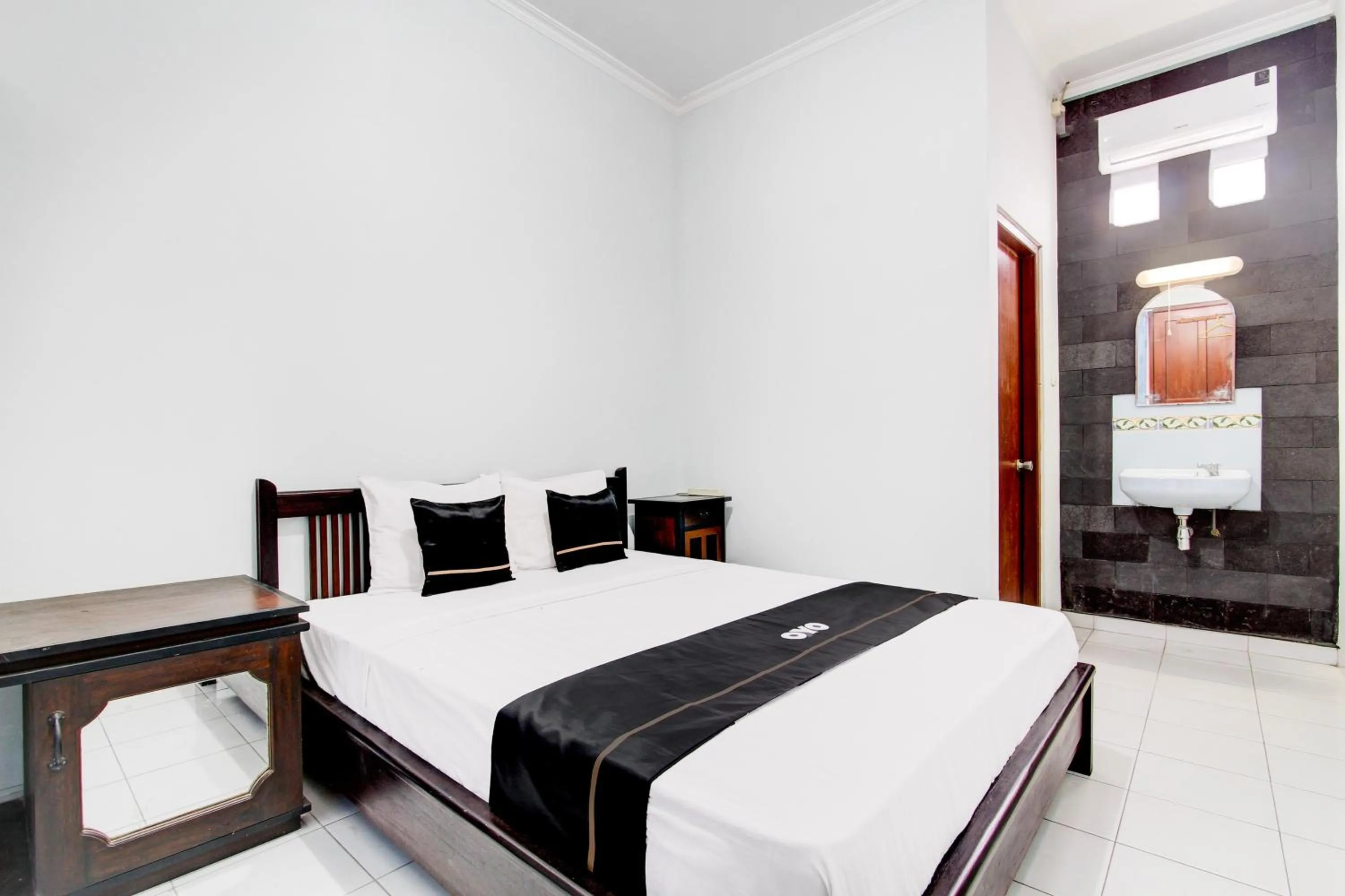 Bedroom, Bed in Capital O 93842 Jowo Segoro ResortNearPantai Sepanjang